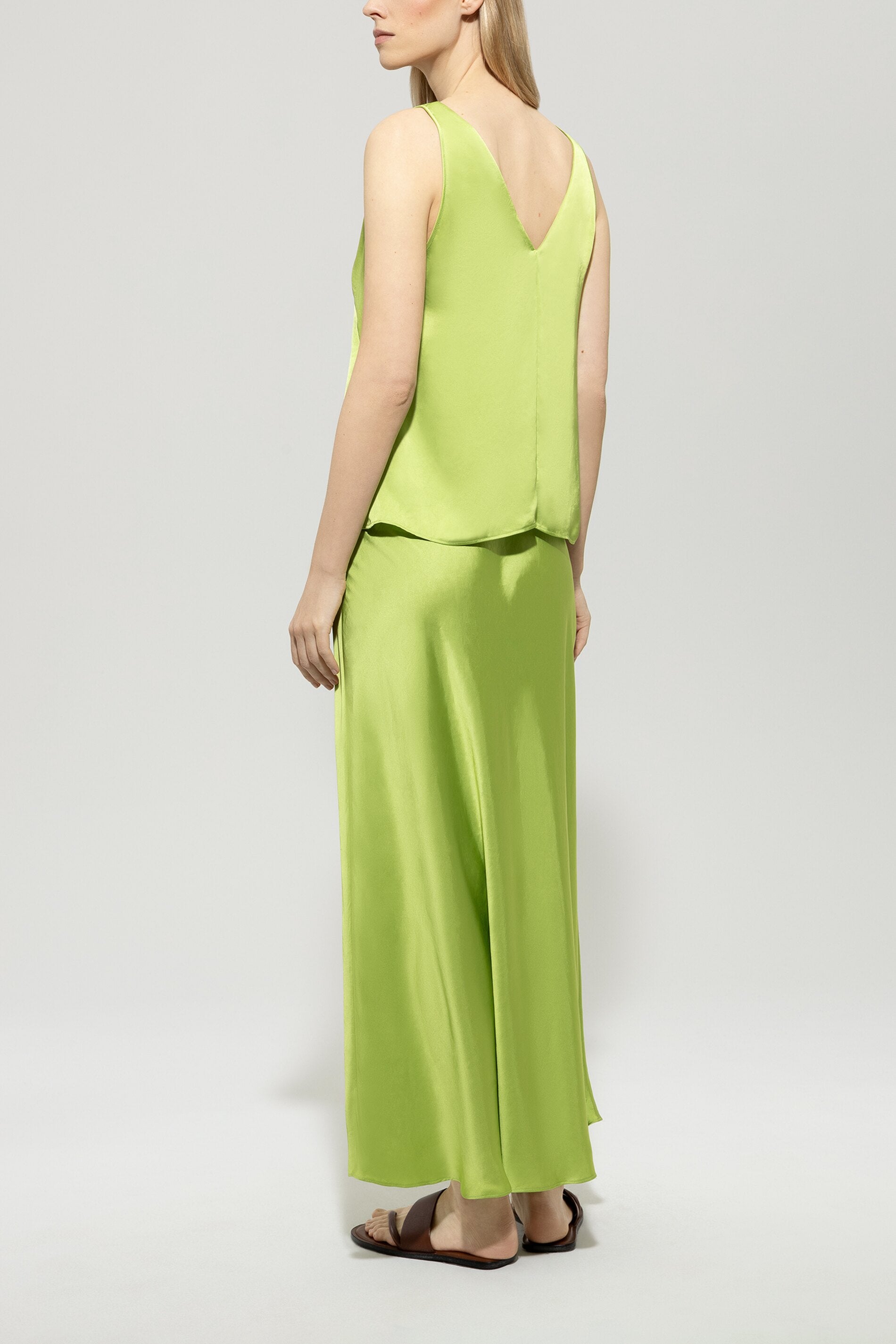 Rock aus Techno-Seide - pea green - Standard | Model Rück