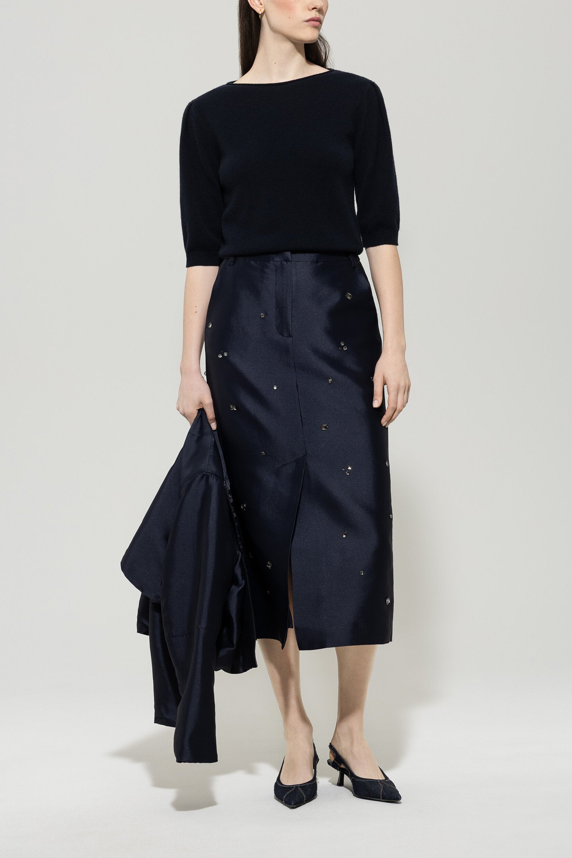 Taft-Rock - dark blue - mit Stickerei / Straß | Model Front