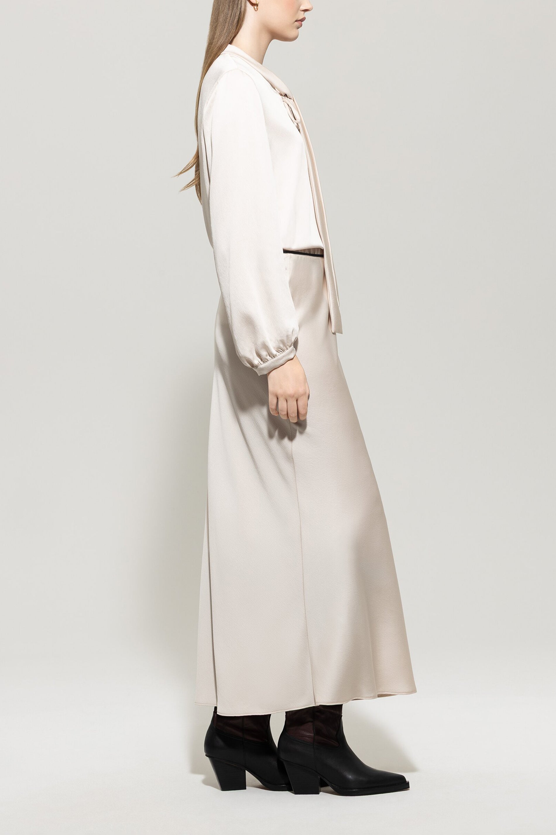 Maxi-Satinrock - silky cream - Standard | Model Seite