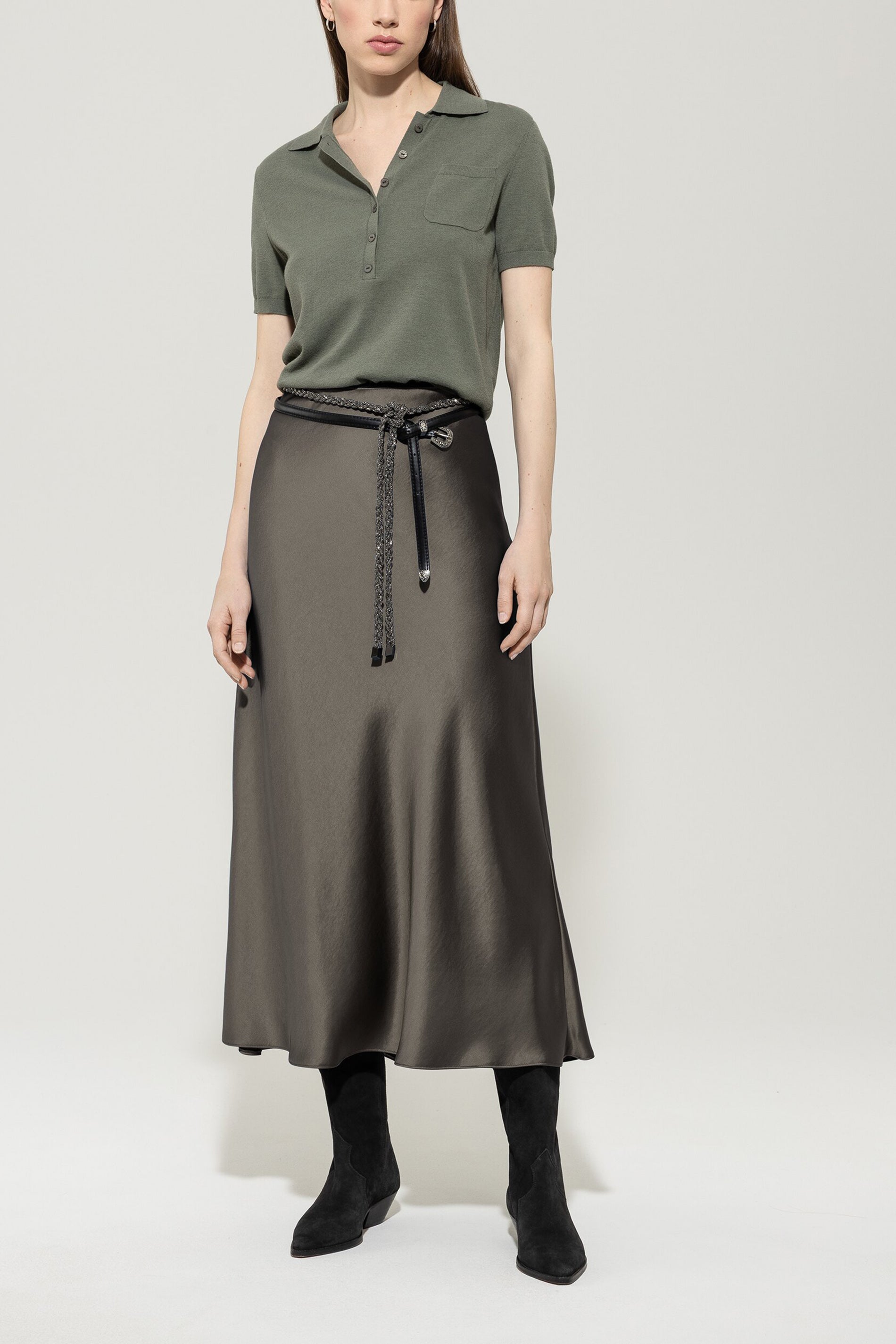 Maxi-Rock in Seiden-Optik - cool khaki - Standard | Model Front