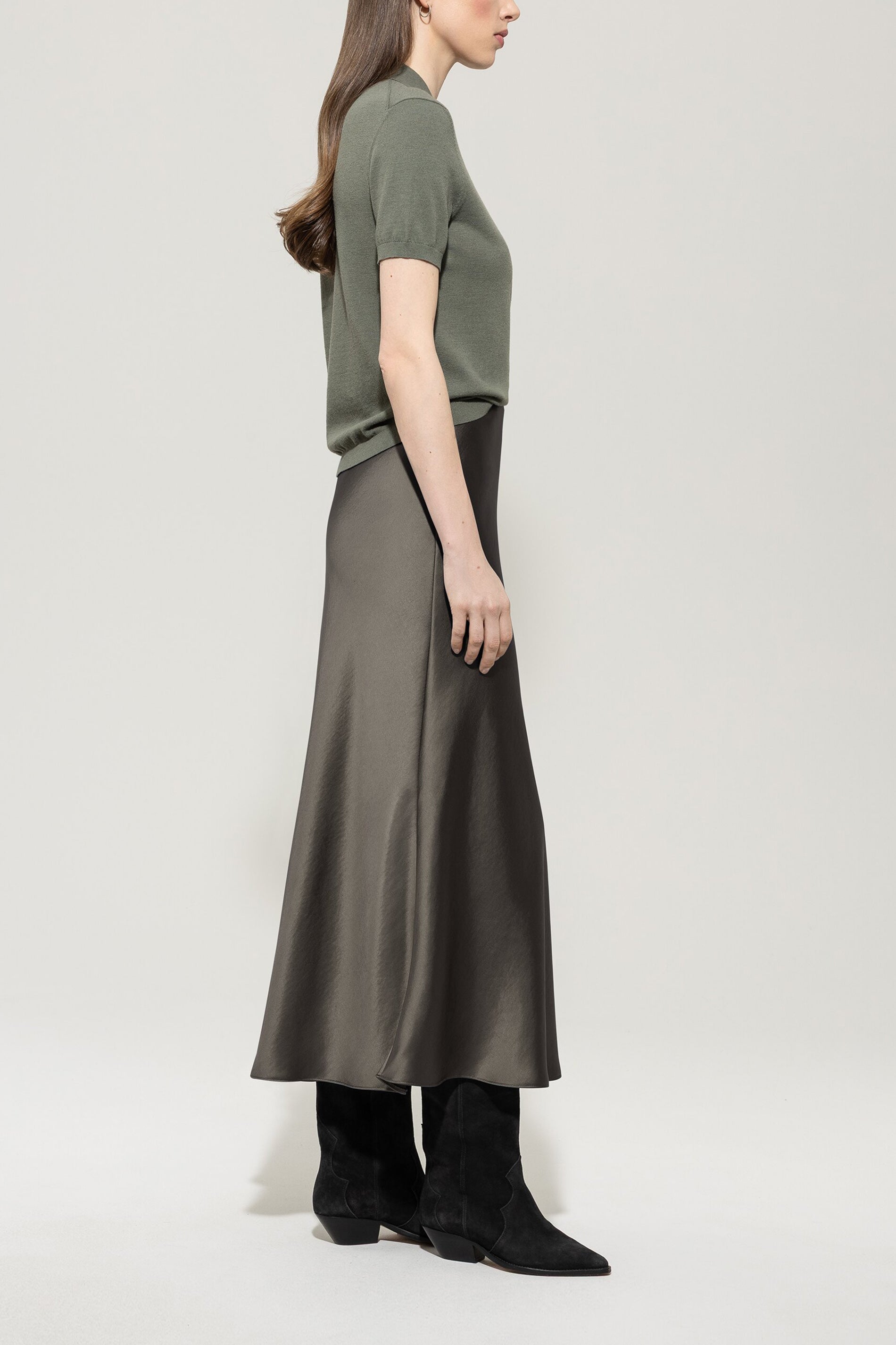 Maxi-Rock in Seiden-Optik - cool khaki - Standard | Model Seite