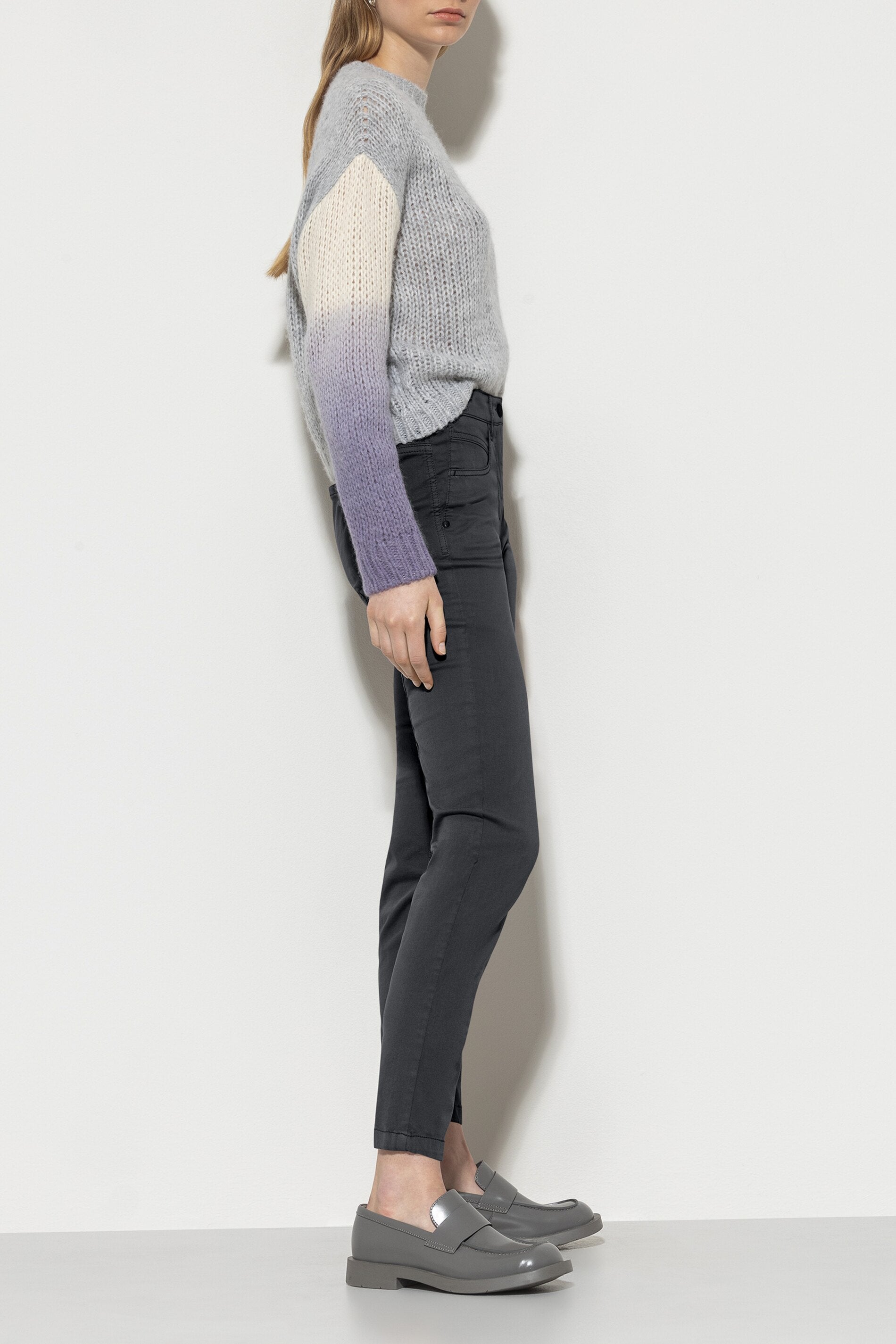 High-Stretch-Colour-Denim - asphalt - Standard | Model Seite