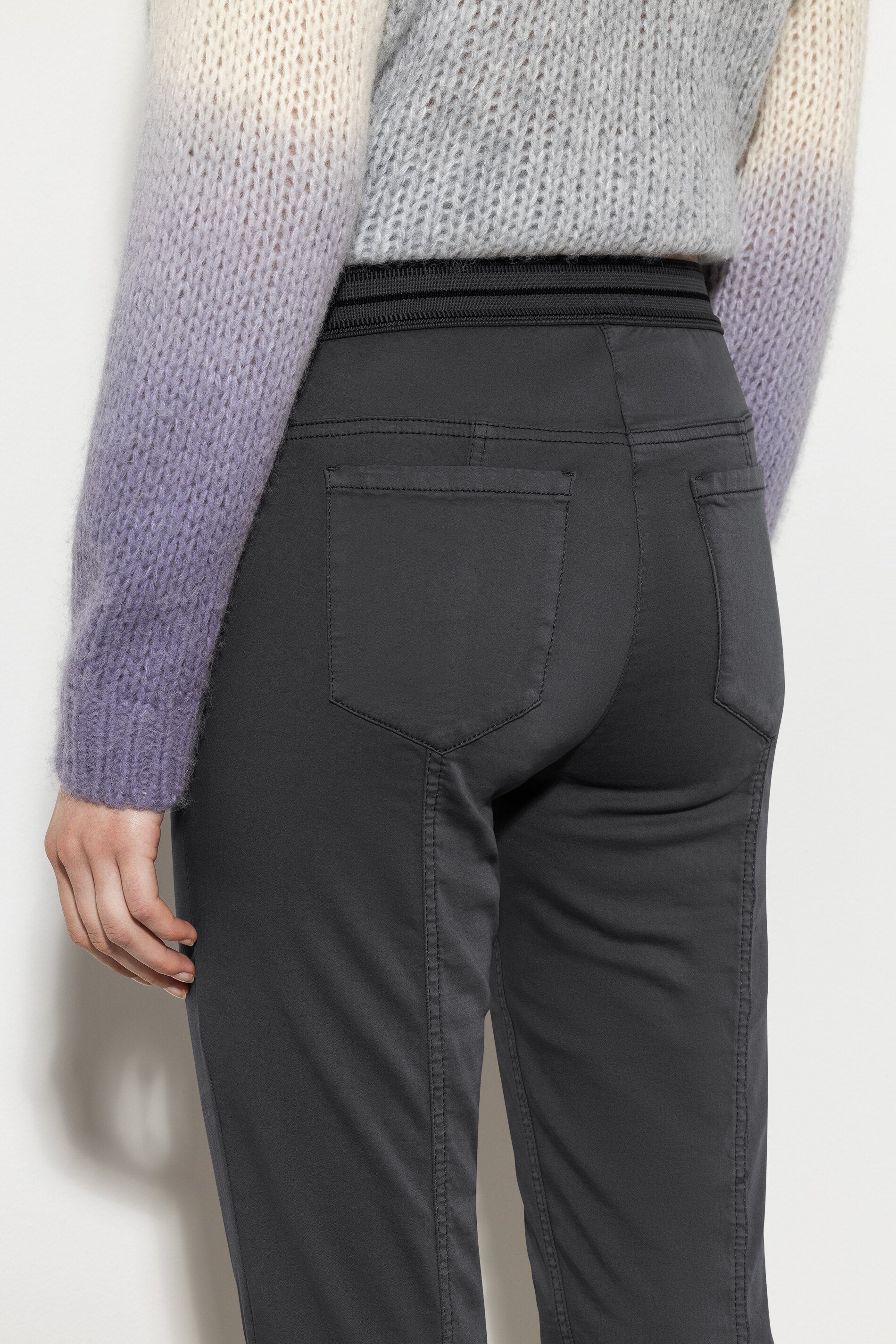 High-Stretch-Colour-Denim - asphalt - Standard | Model Detail