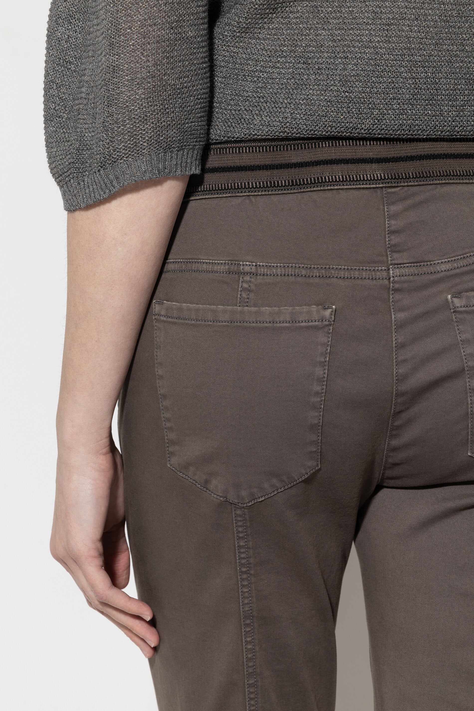 High-Stretch-Colour-Denim - taupe - Standard | Model Detail