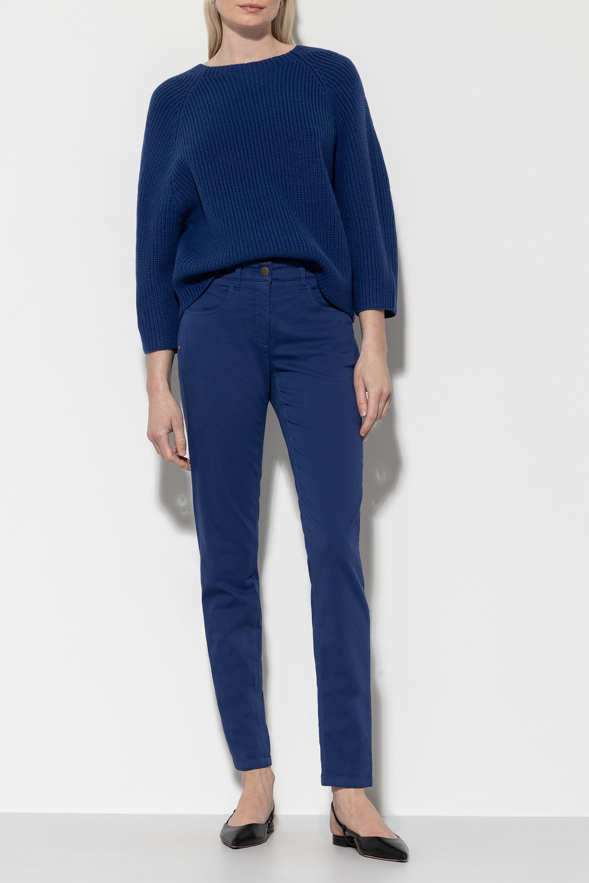 High-Stretch-Colour-Denim - deep blue - Standard | Model Front