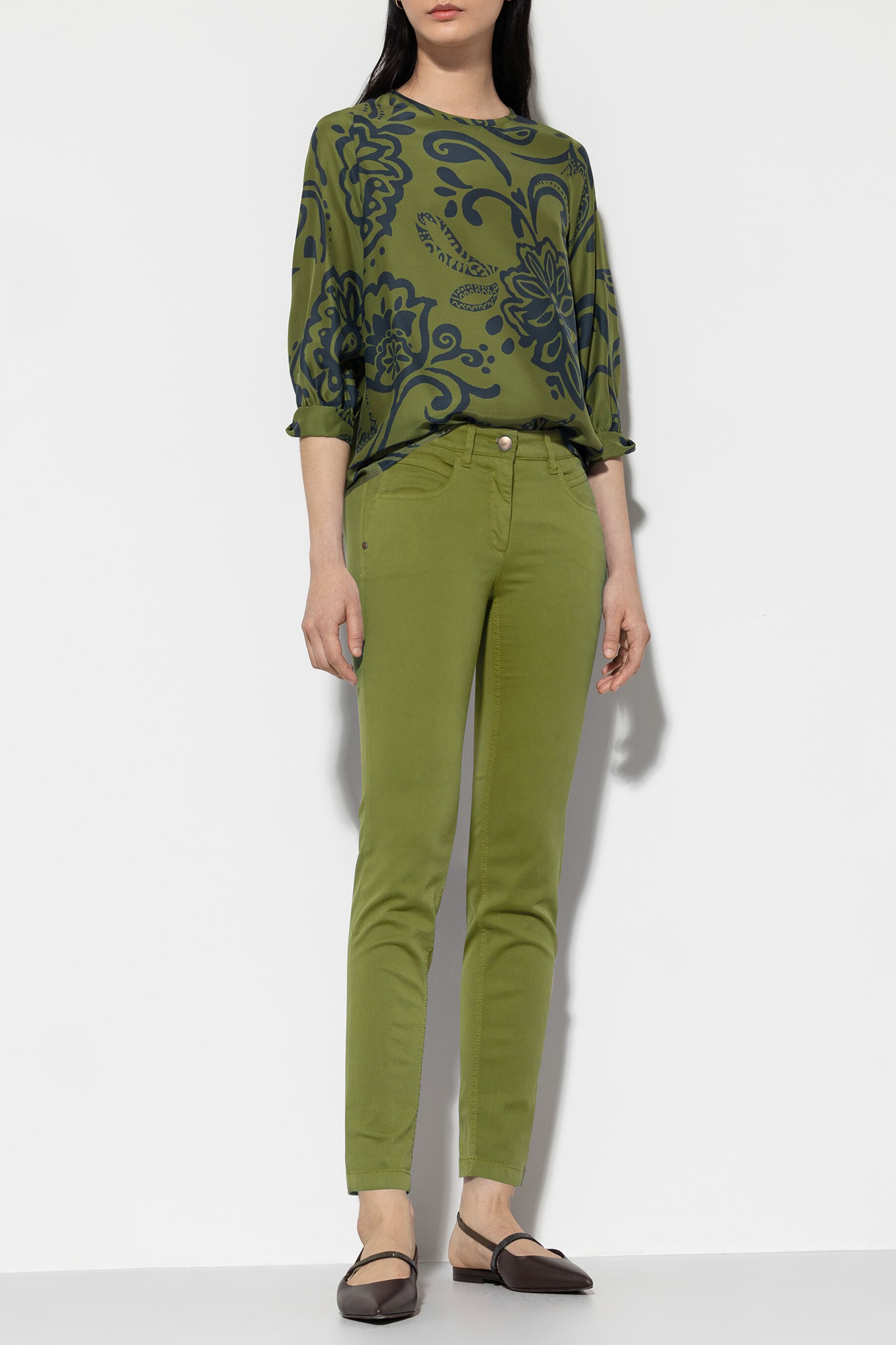 High-Stretch-Colour-Denim - moss green - Standard | Model Front