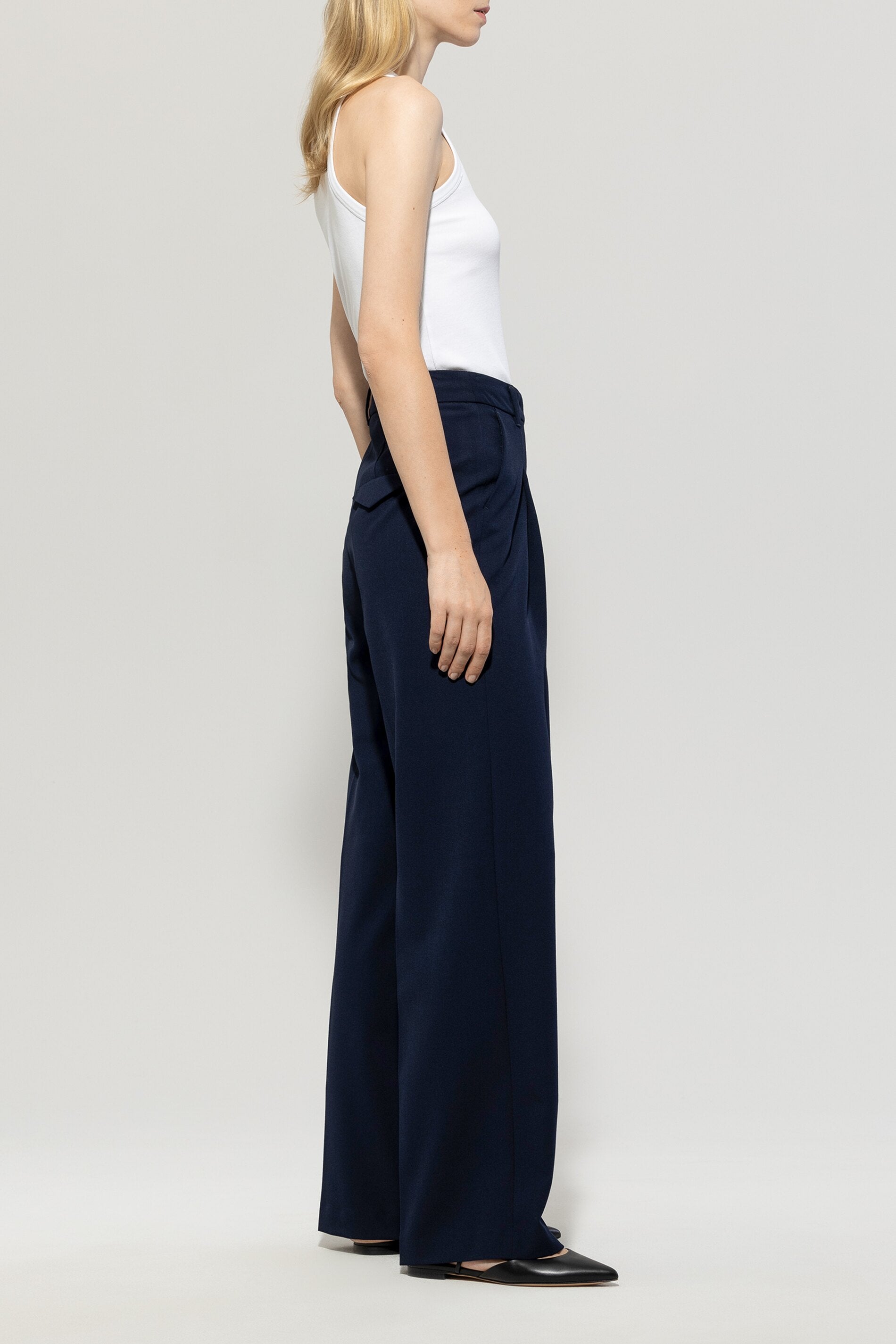 Wideleg-Pants mit Bundfalten - dark navy - Standard | Model Seite