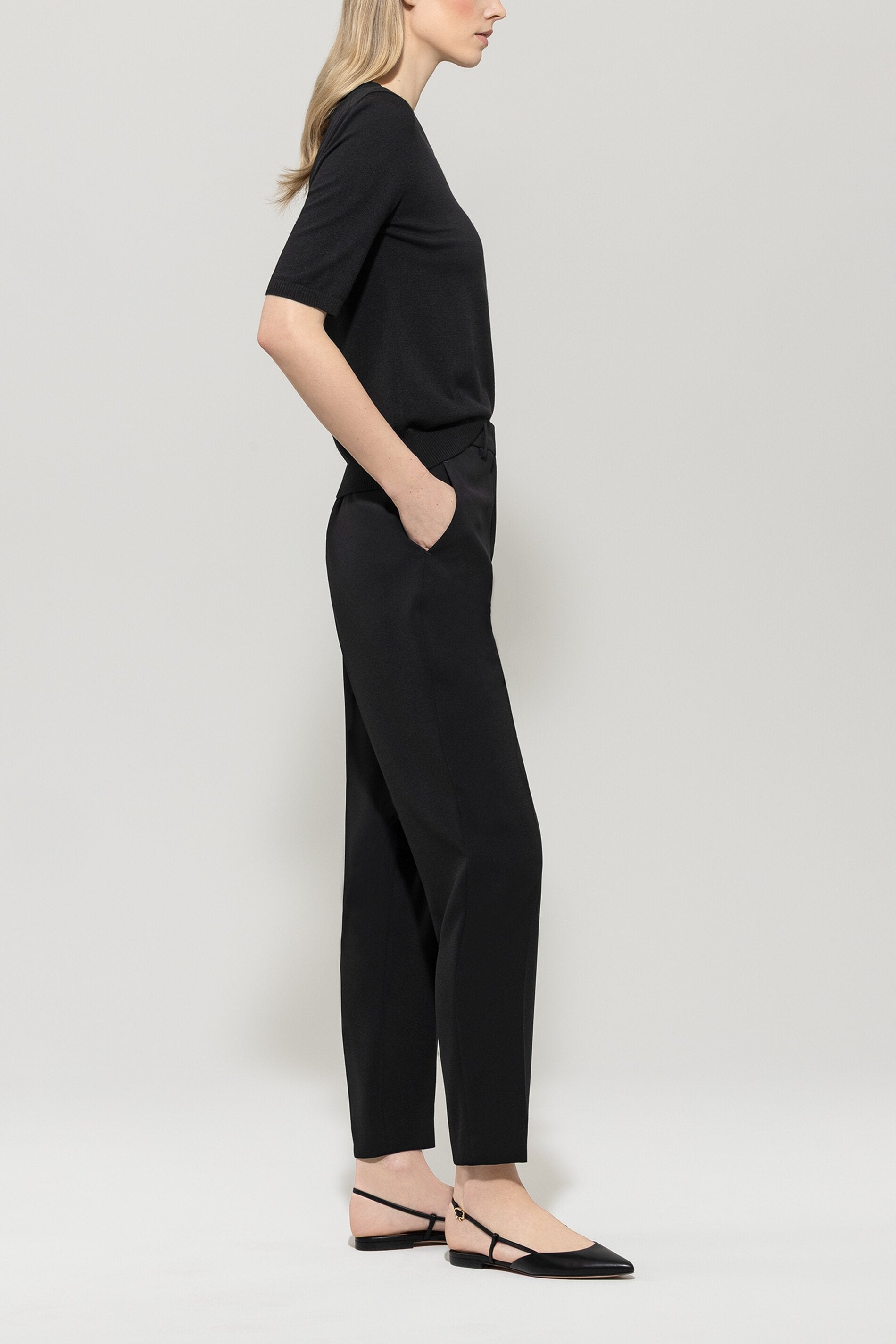Tapered-Pants aus Techno-Sablé - deep black - Standard | Model Seite