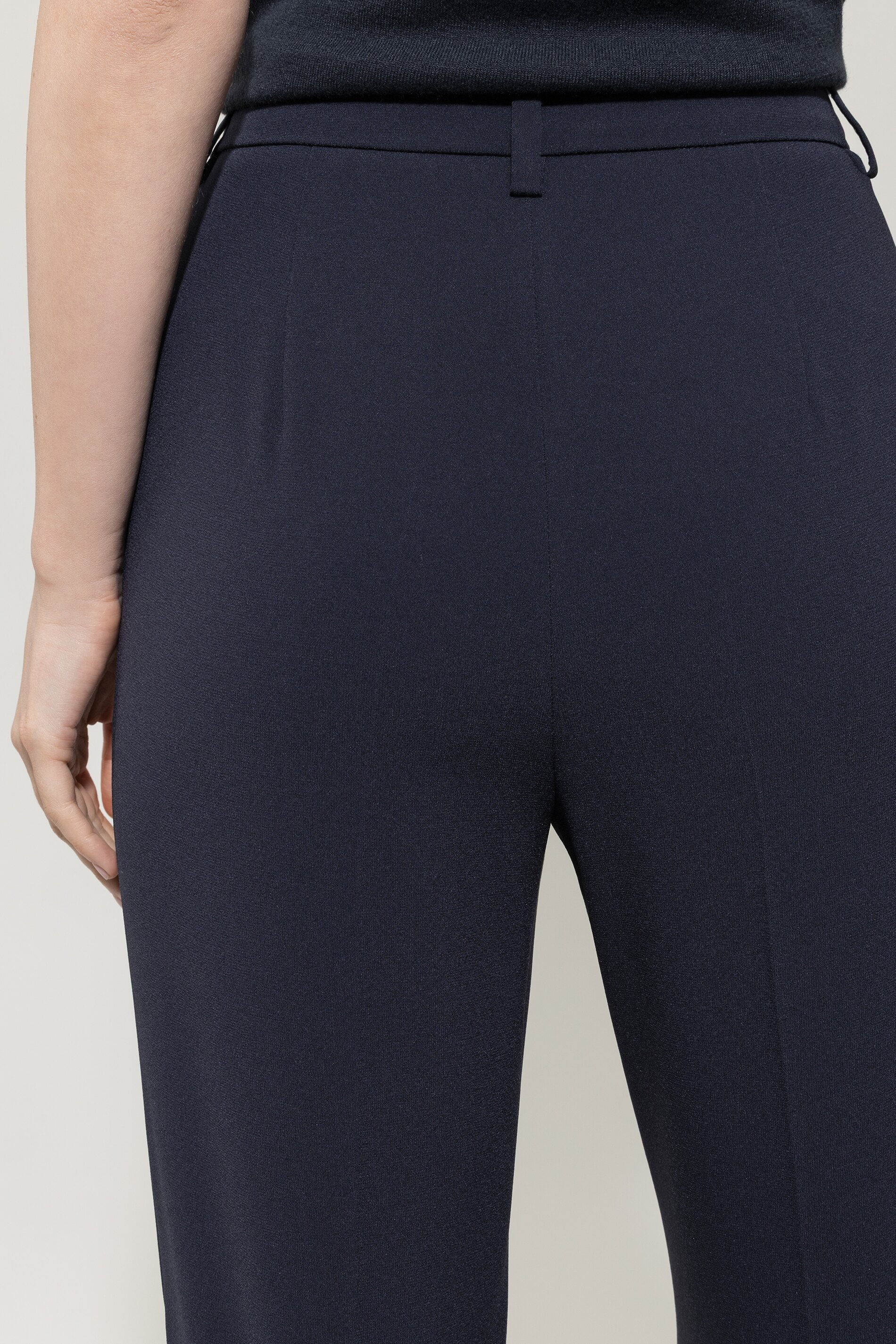 Tapered-Pants aus Techno-Sablé - dark navy - Standard | Model Detail
