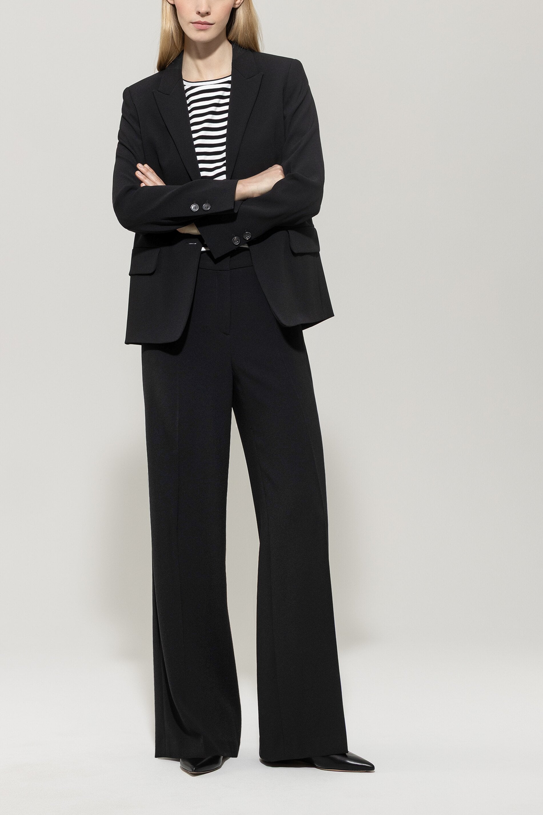 Wideleg-Pants aus Techno-Sablé - deep black - Standard | Model Front