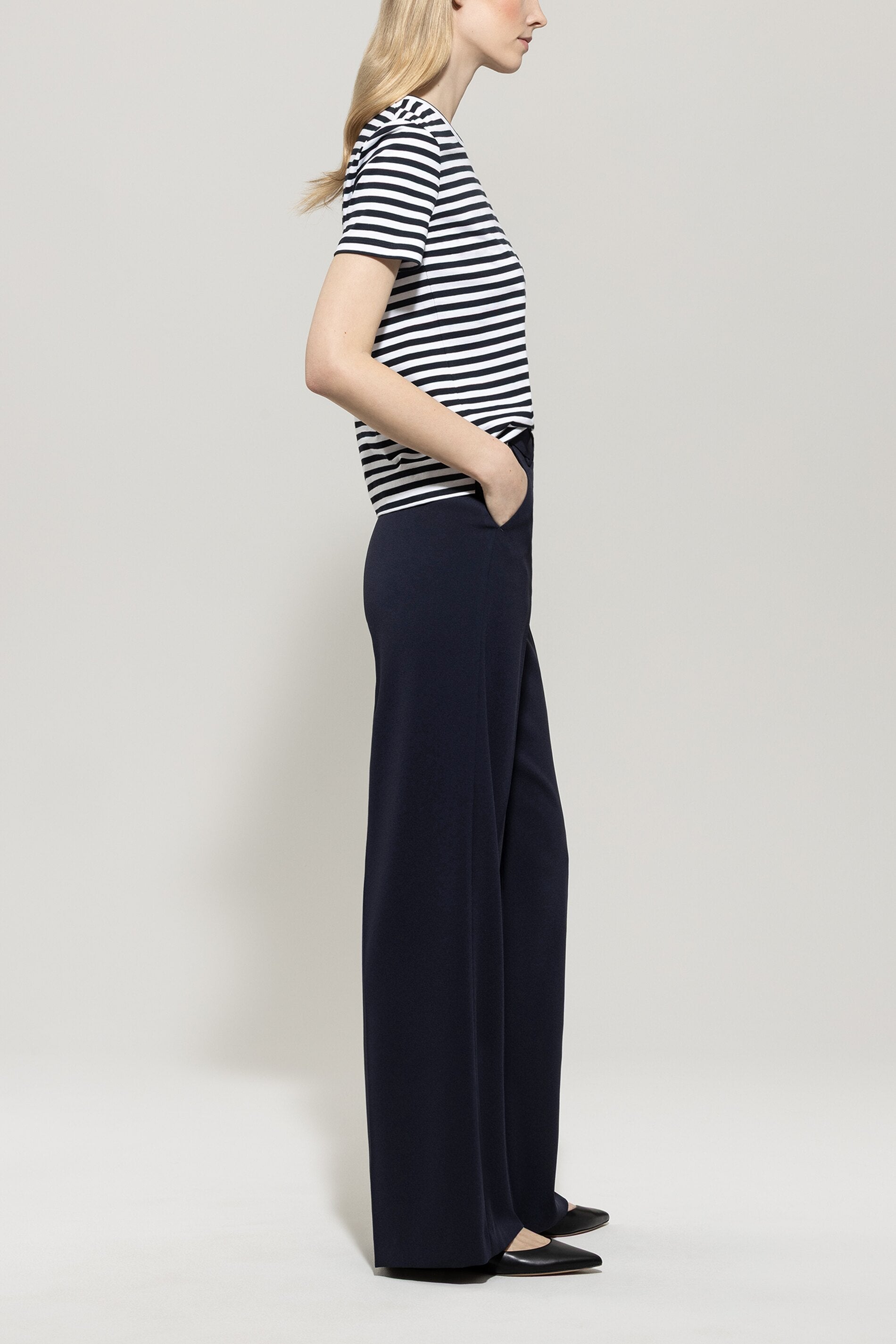 Wideleg-Pants aus Techno-Sablé - dark navy - Standard | Model Seite