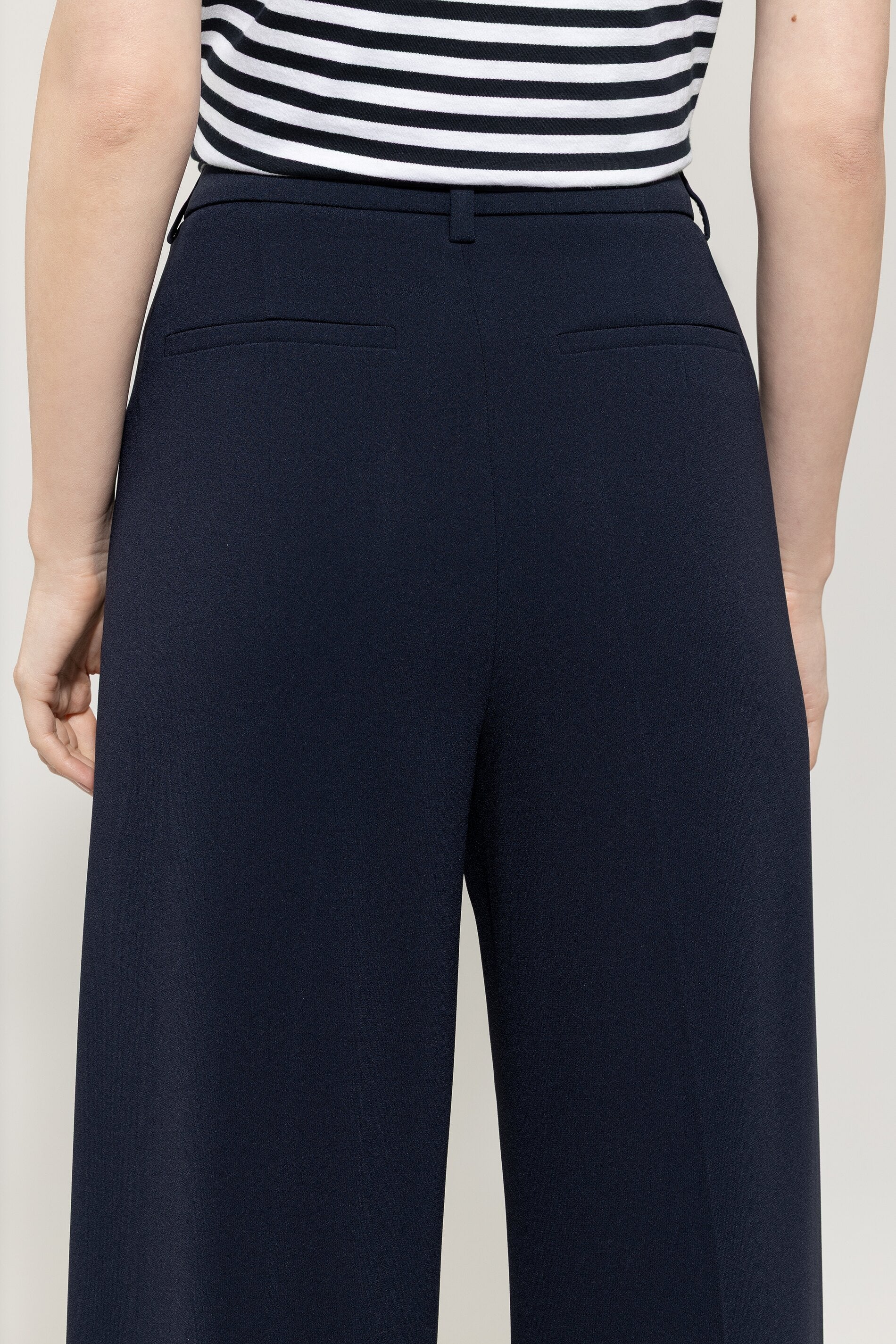 Wideleg-Pants aus Techno-Sablé - dark navy - Standard | Model Detail