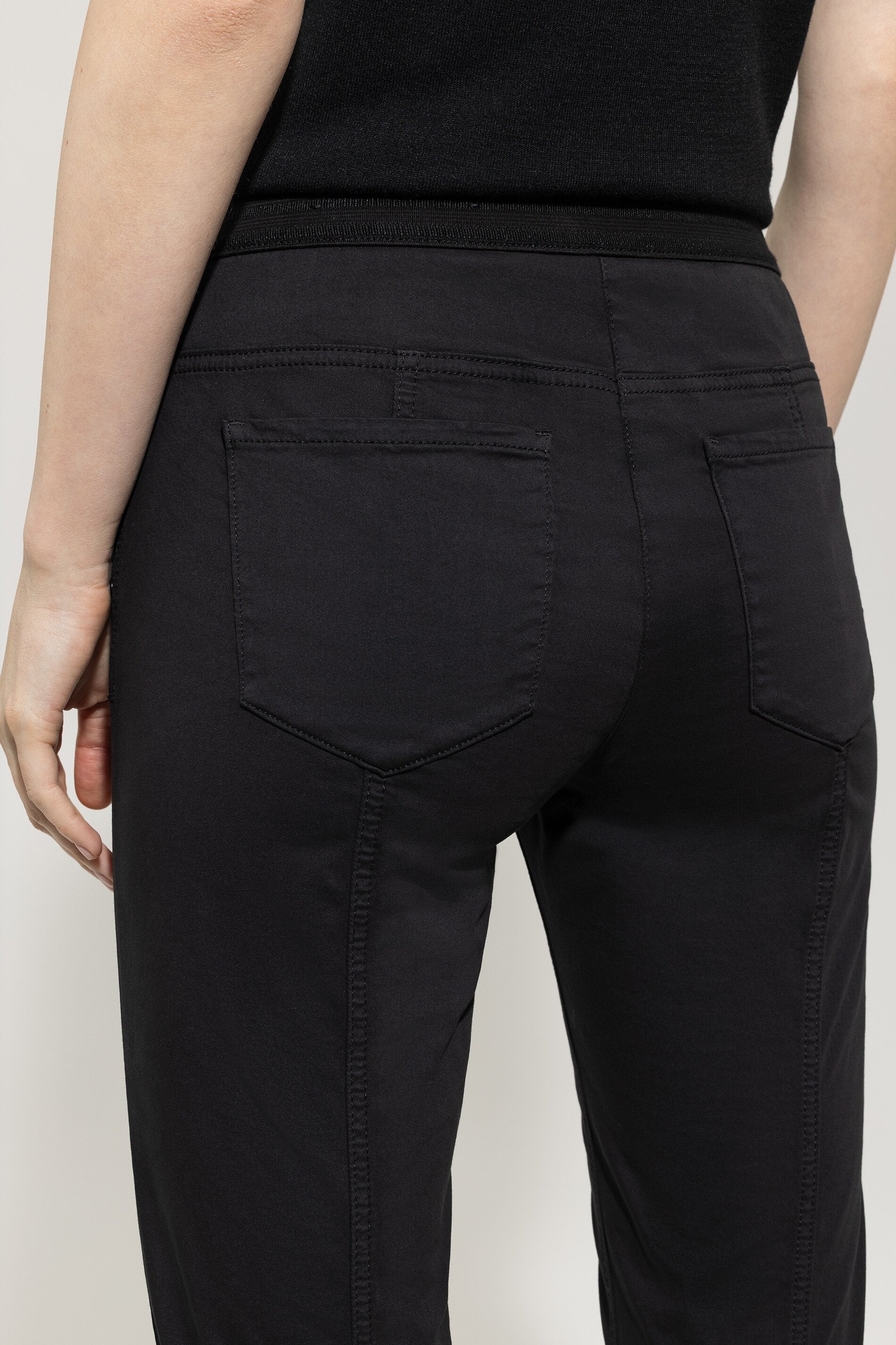 High-Stretch-Skinny-Denim - black - Standard | Model Detail