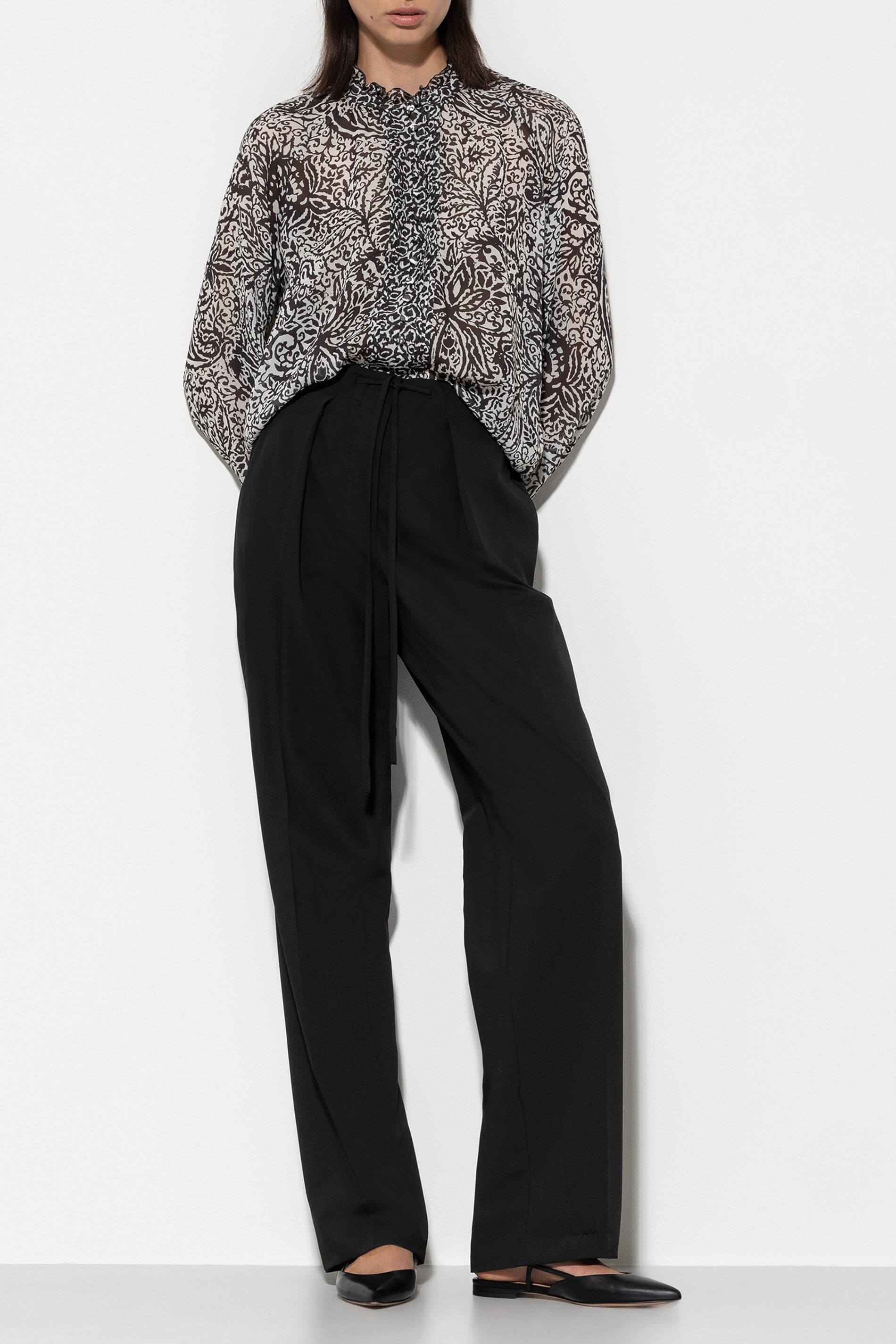 Joggpants mit Bundfalten - black - Standard | Model Front
