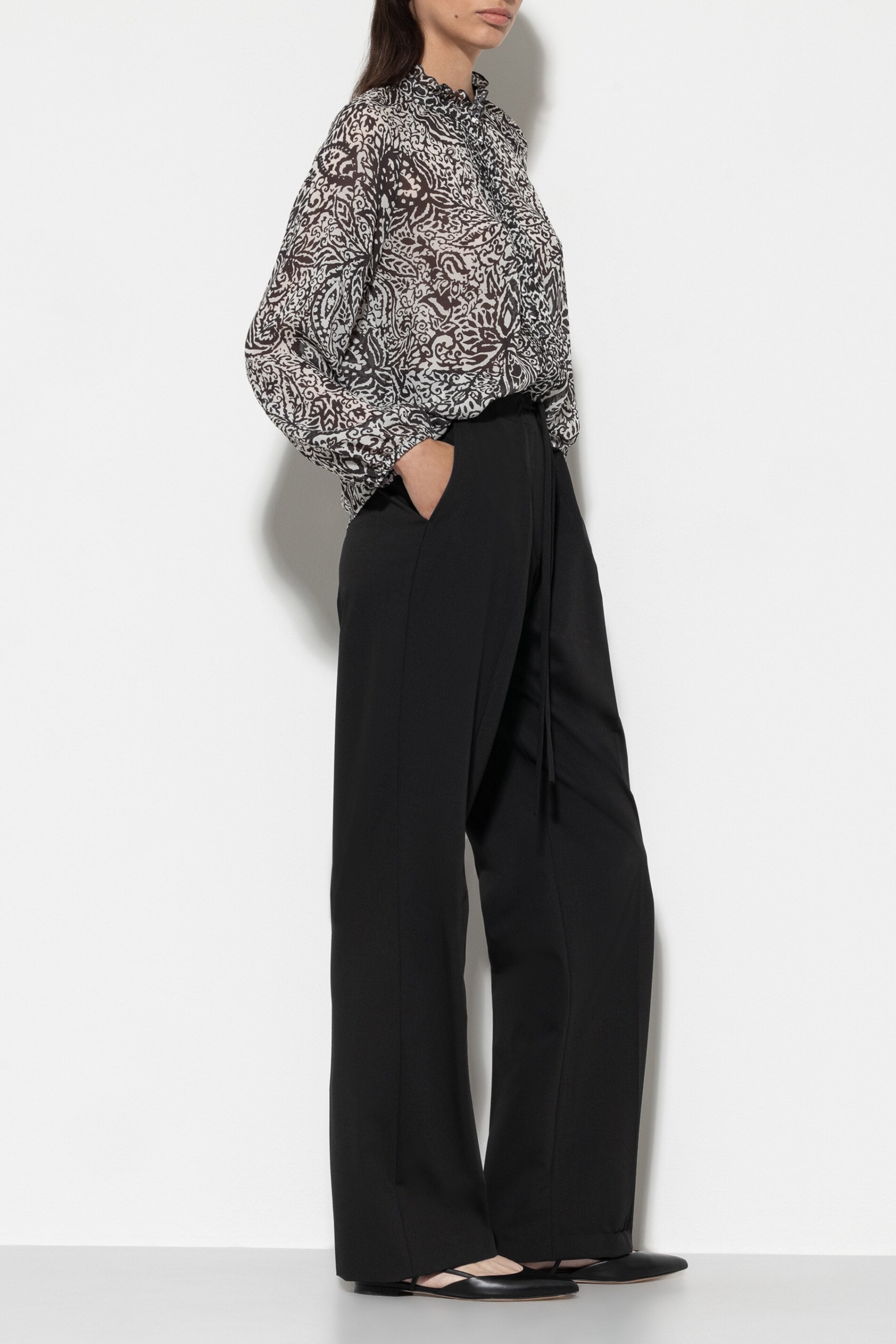Joggpants mit Bundfalten - black - Standard | Model Seite