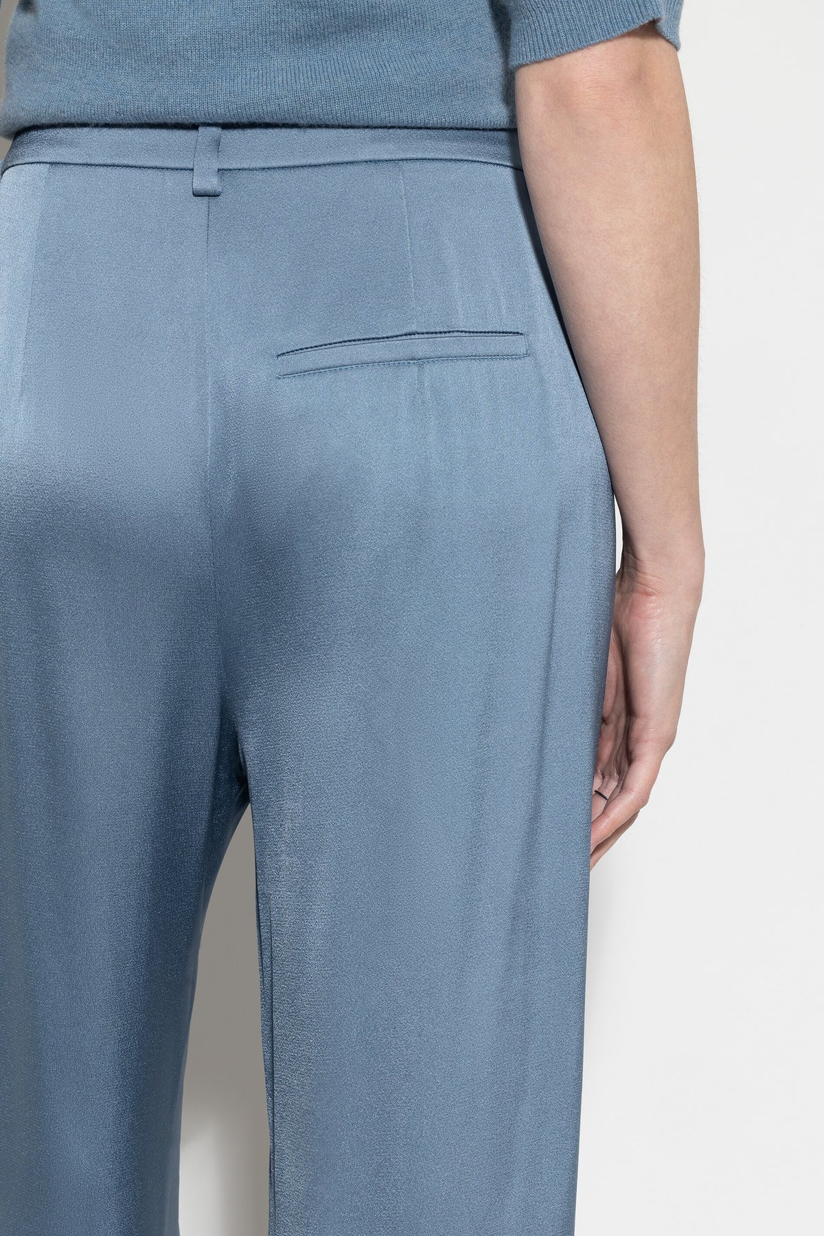 Satin-Wideleg-Pants - smoky blue - lange Version | Model Detail