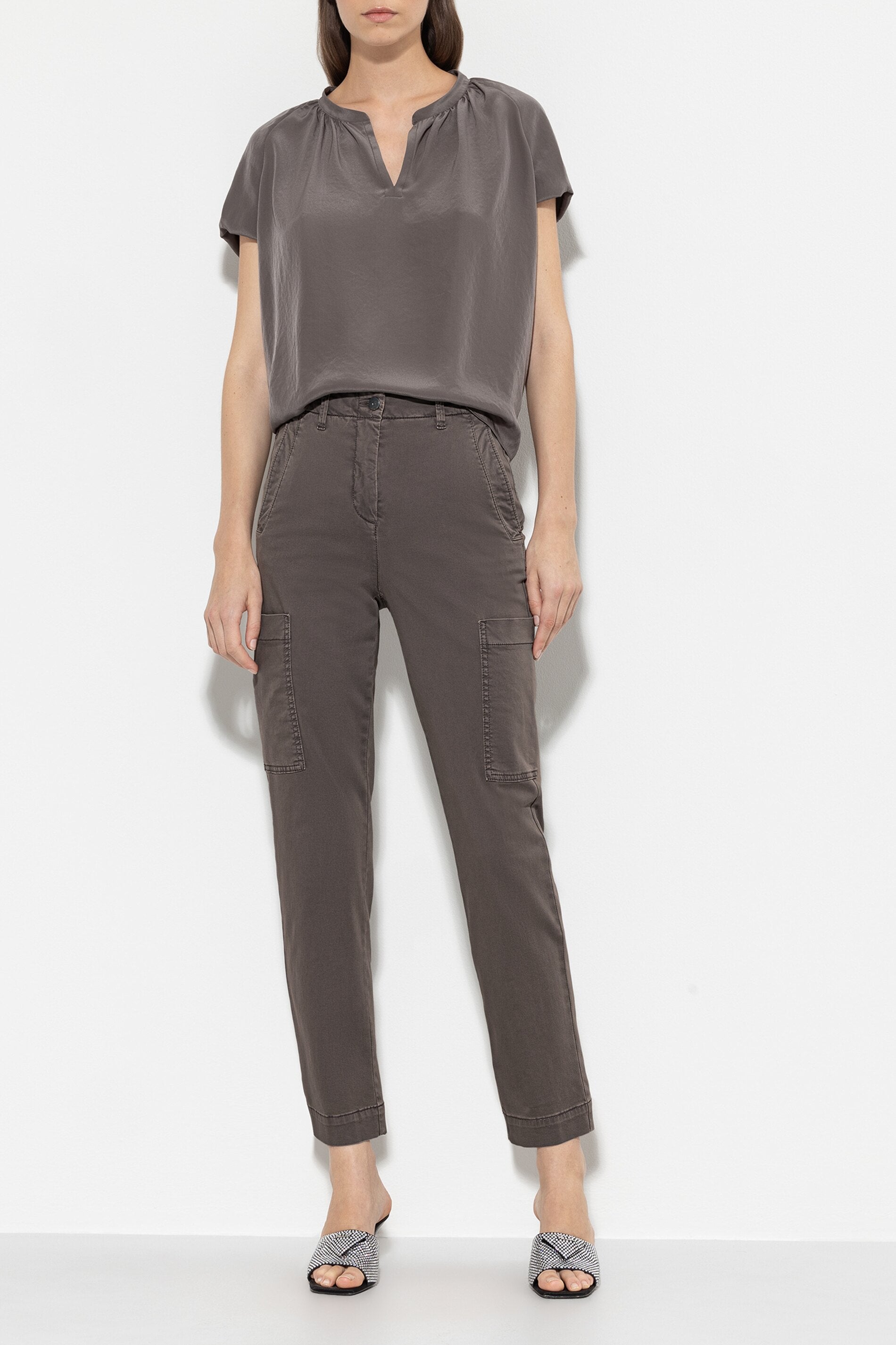 High-Stretch-Tapered-Denim - taupe - Standard | Model Front