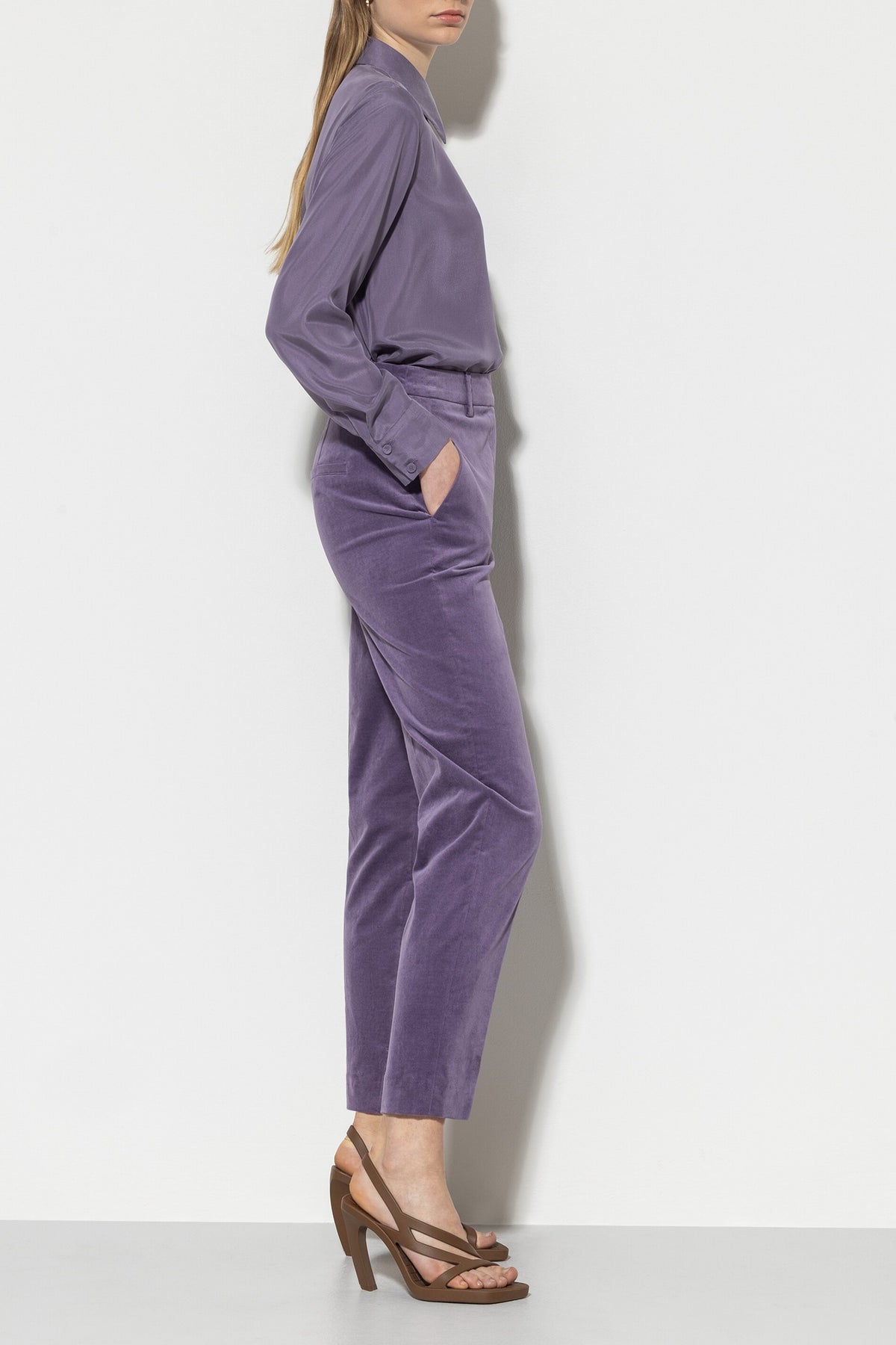 Tapered-Velvet-Pants - mauve - Standard | Model Seite