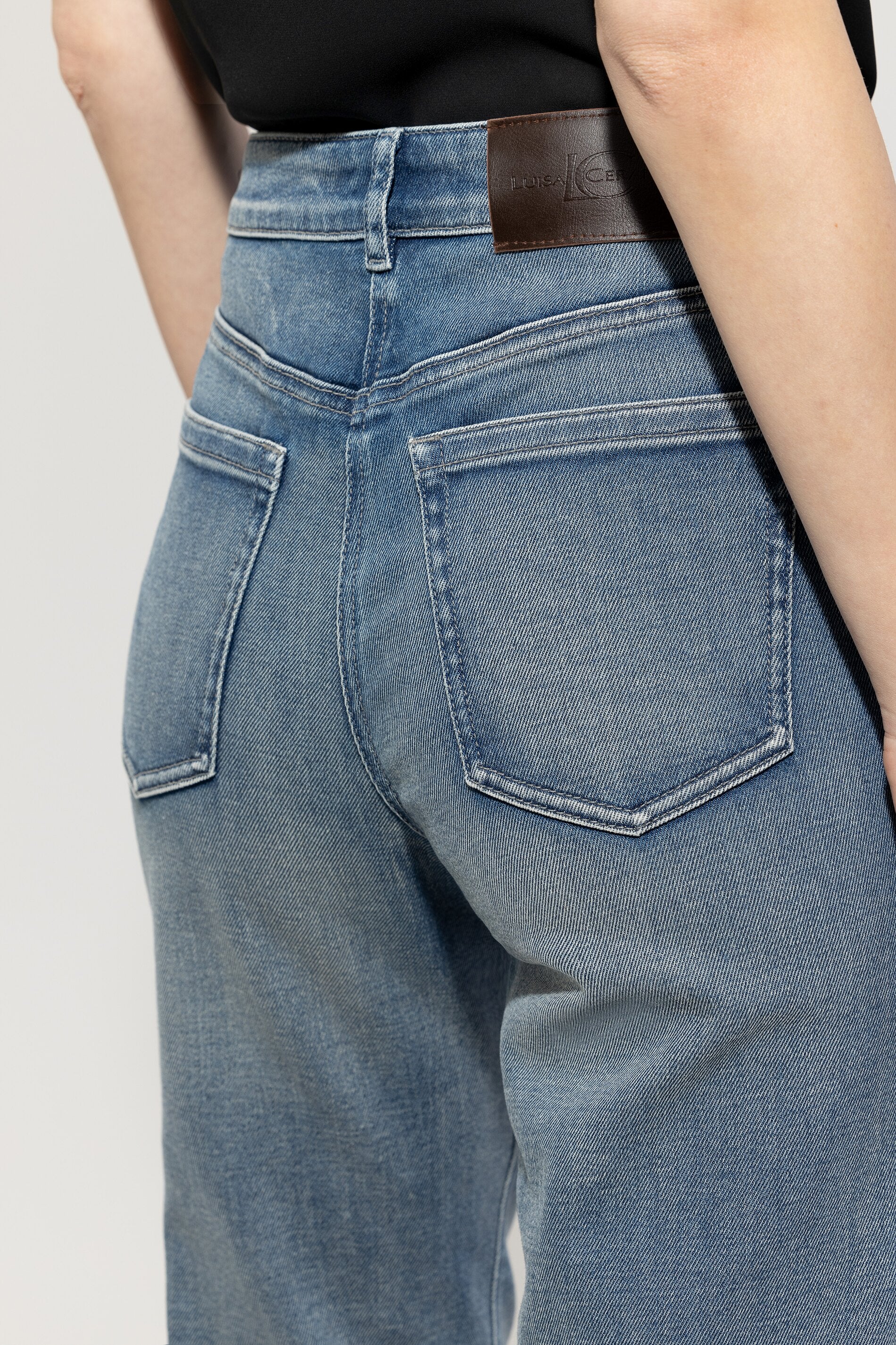 Authentic-Straight-Denim - blue denim - Standard | Model Detail
