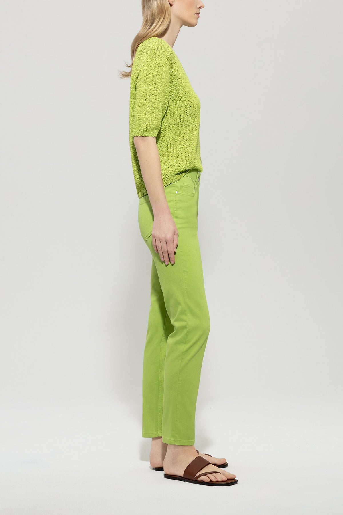 Twill-Colour-Denim - pea green - Standard | Model Seite