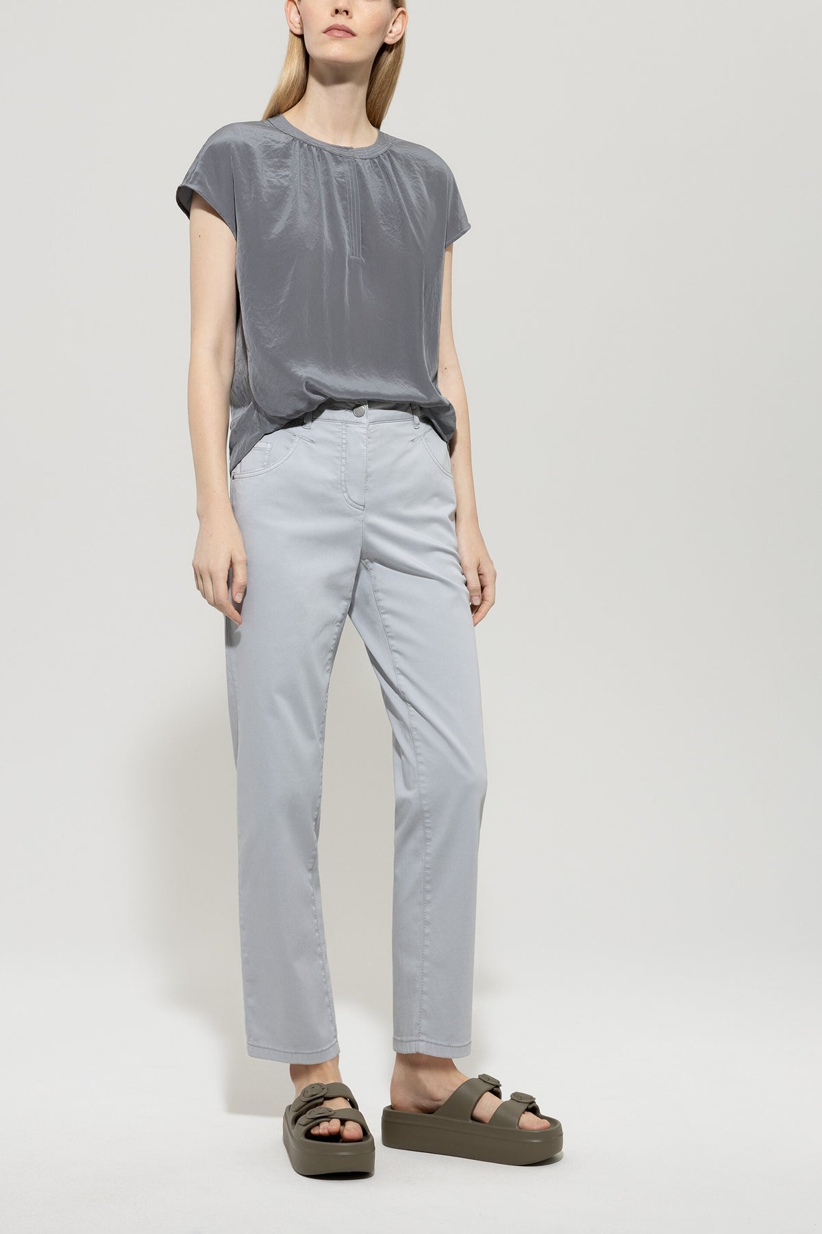 High-Stretch-Tapered-Denim - silver grey - Standard | Model Front