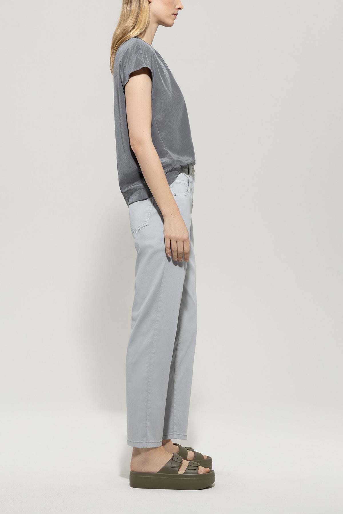 High-Stretch-Tapered-Denim - silver grey - Standard | Model Seite