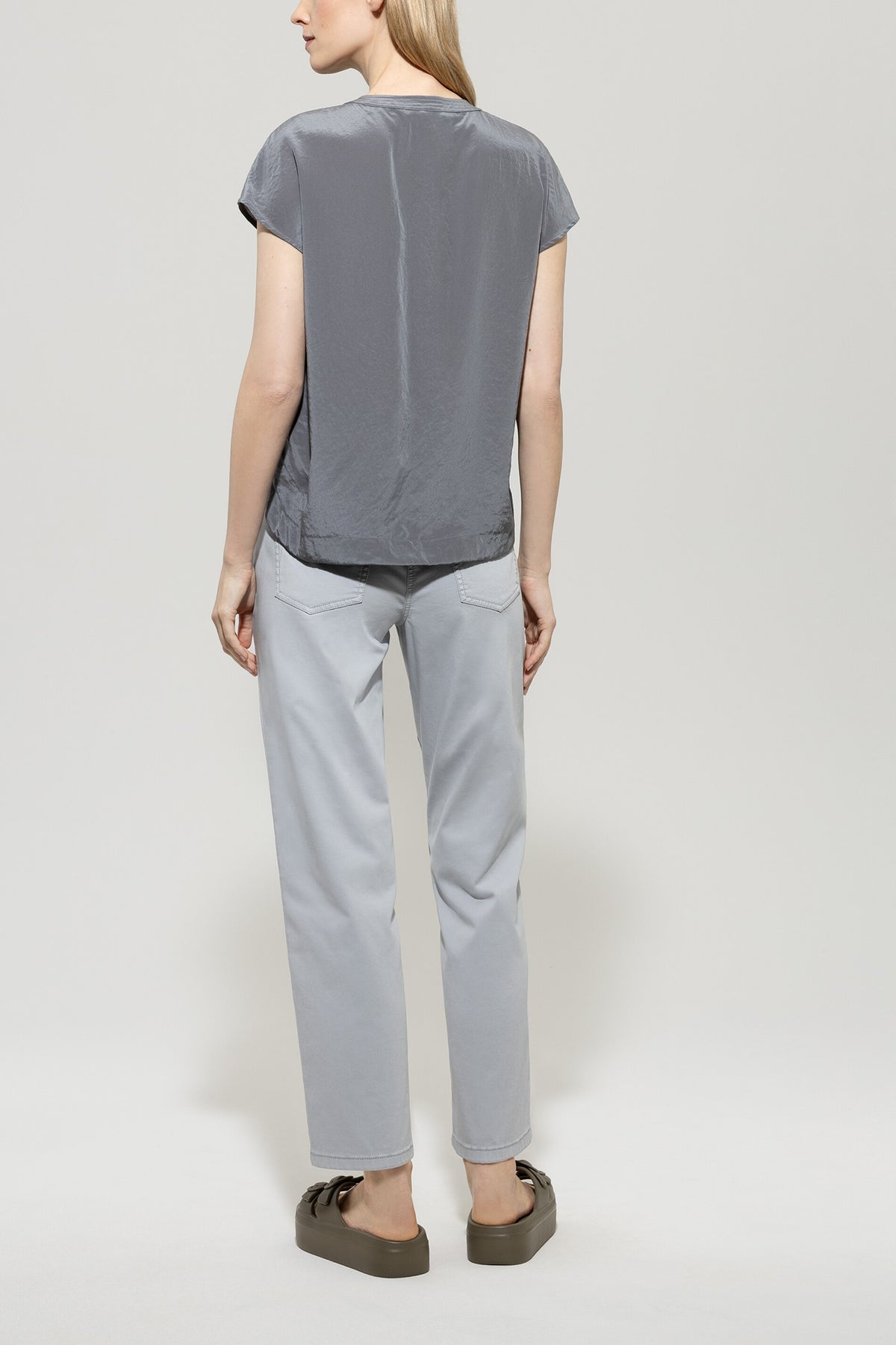 High-Stretch-Tapered-Denim - silver grey - Standard | Model Rück