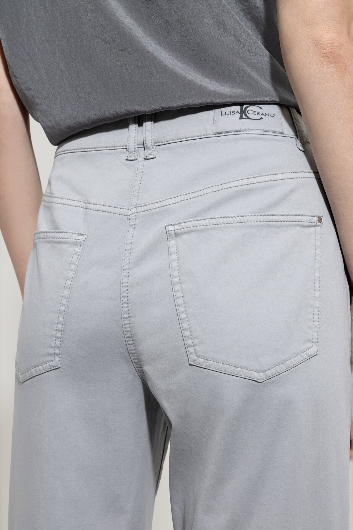 High-Stretch-Tapered-Denim - silver grey - Standard | Model Detail