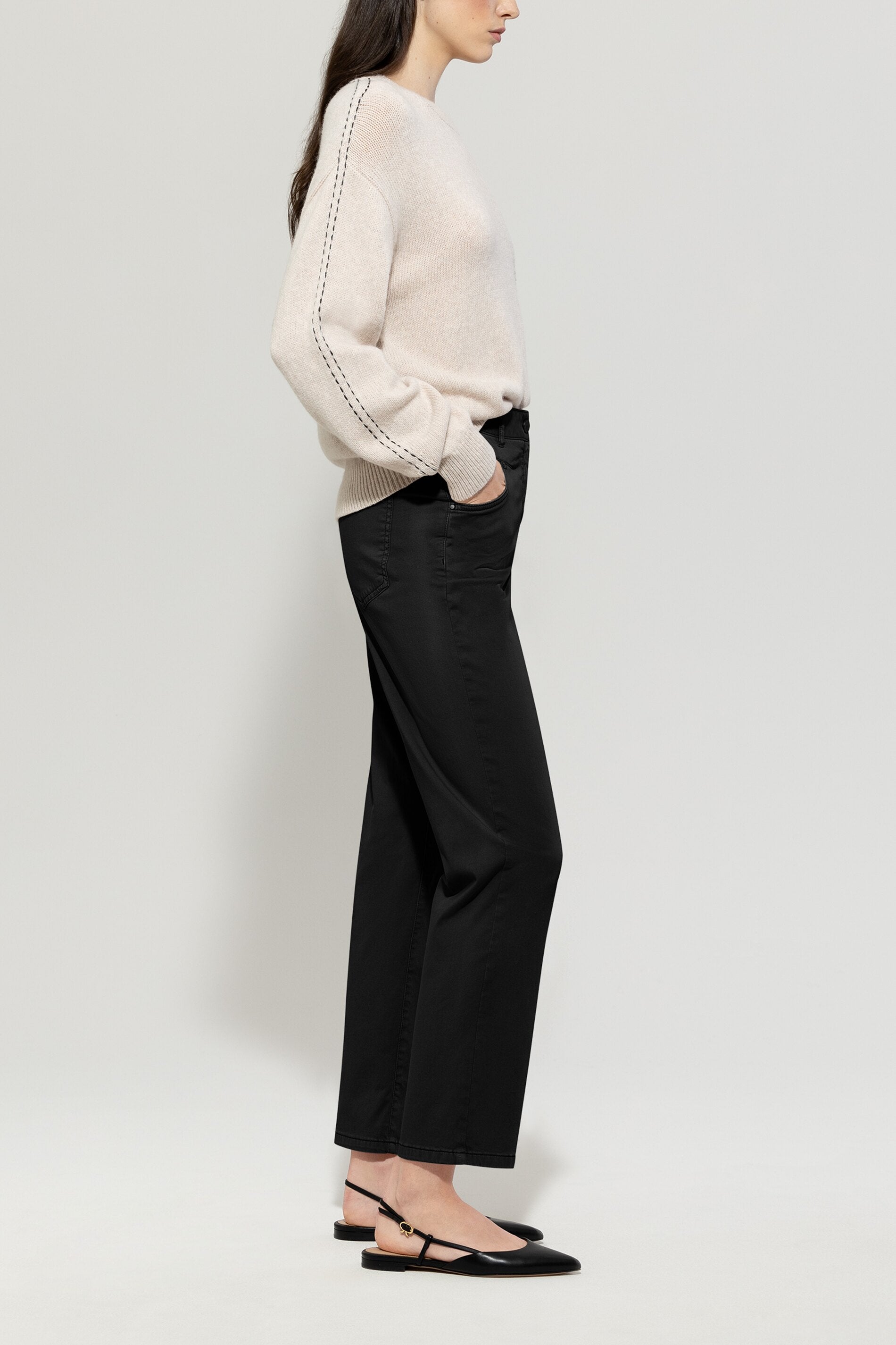 High-Stretch-Tapered-Denim - deep black - Standard | Model Seite