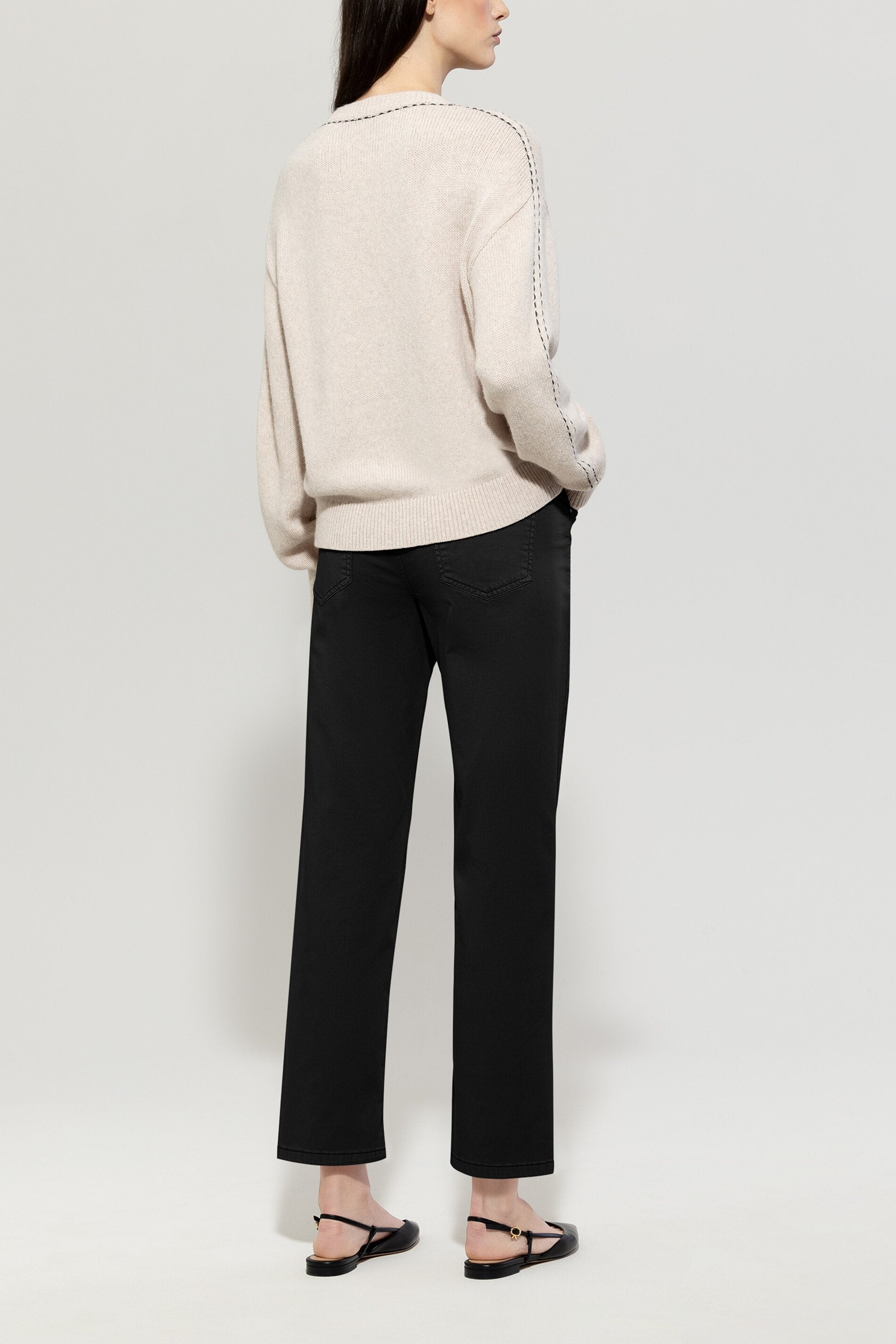 High-Stretch-Tapered-Denim - deep black - Standard | Model Rück