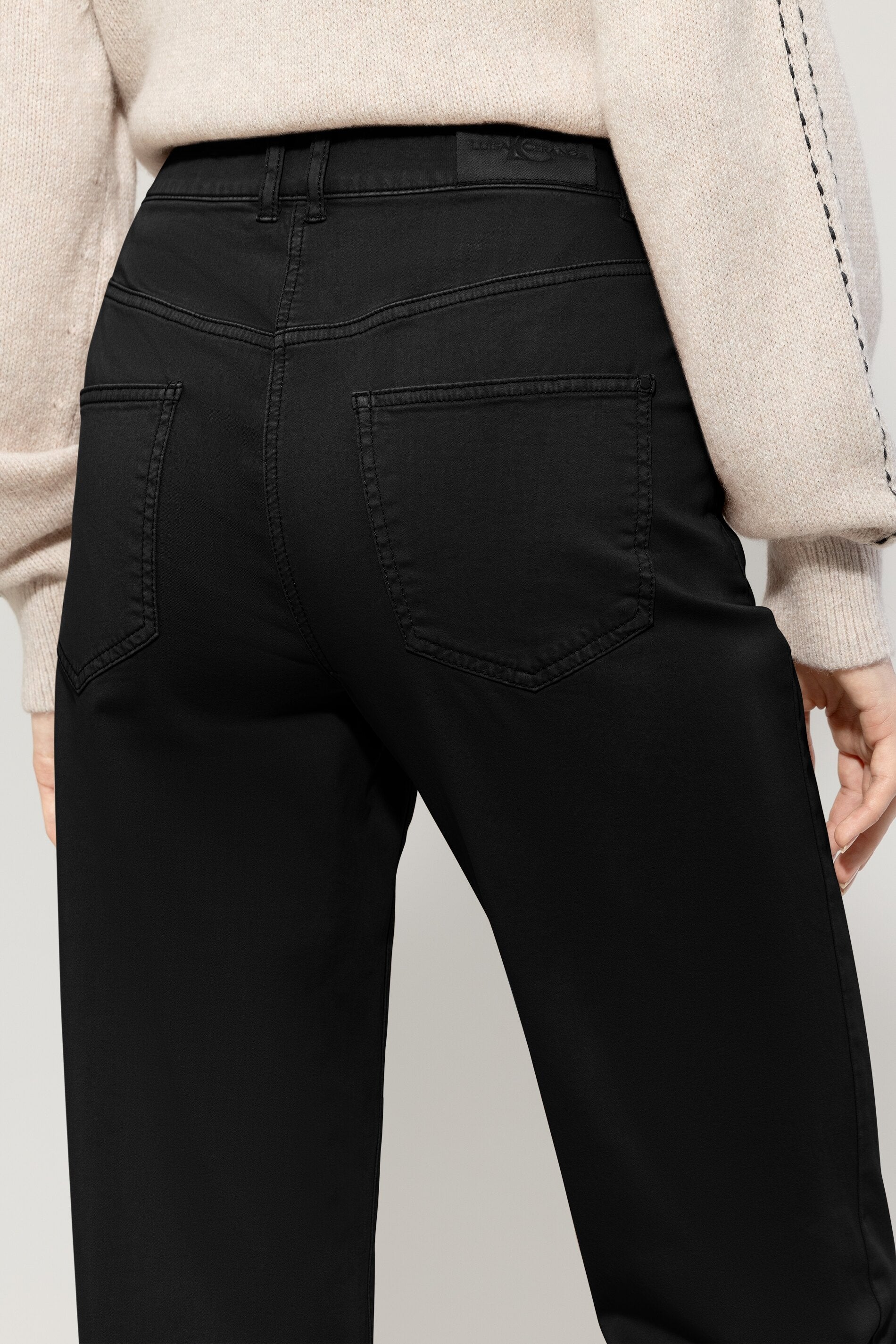 High-Stretch-Tapered-Denim - deep black - Standard | Model Detail