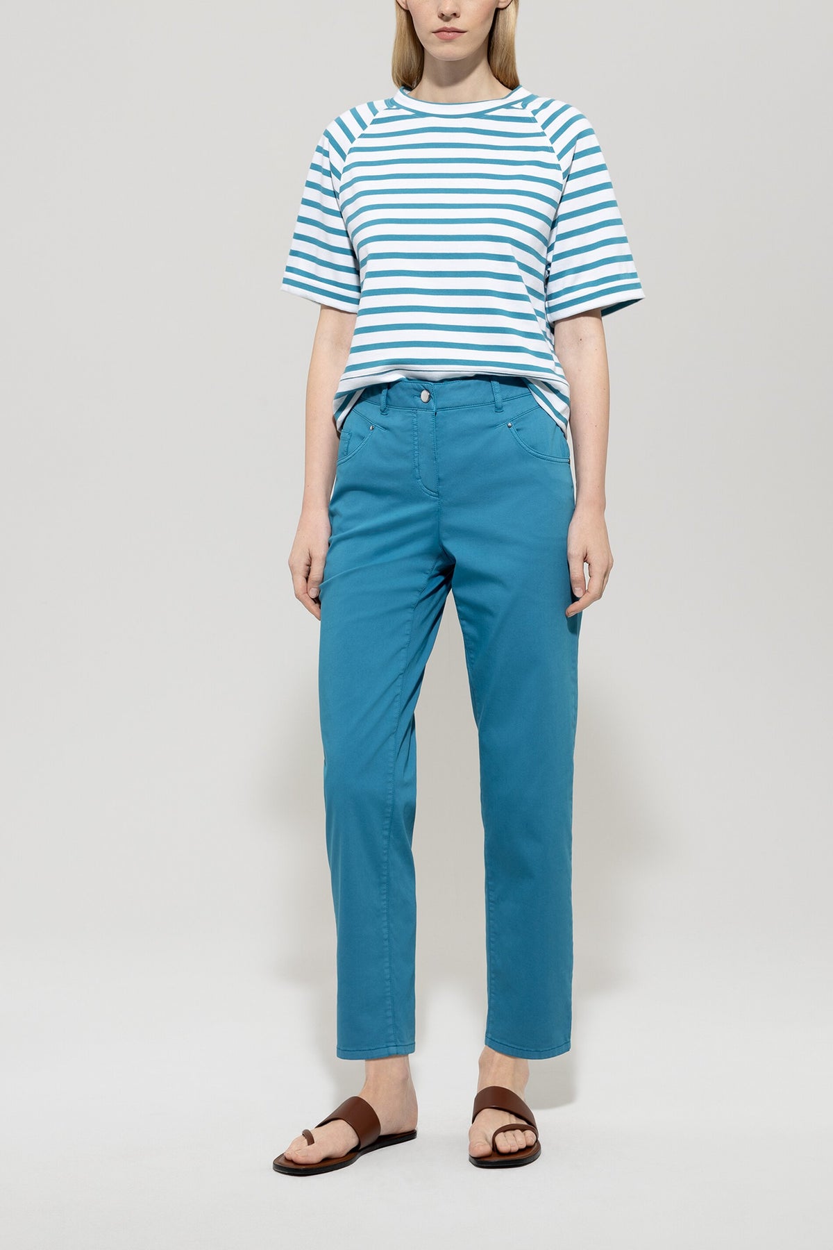High-Stretch-Tapered-Denim - turquoise - Standard | Model Front