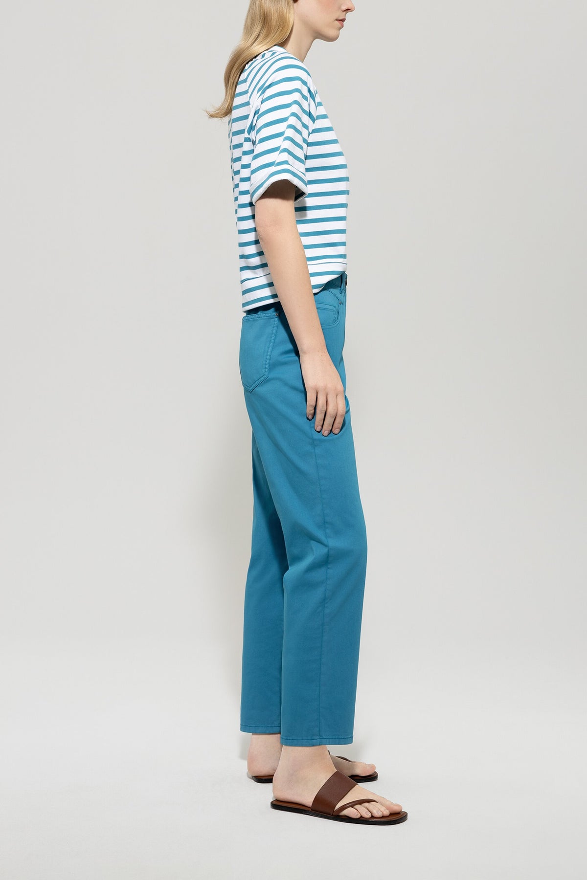 High-Stretch-Tapered-Denim - turquoise - Standard | Model Seite