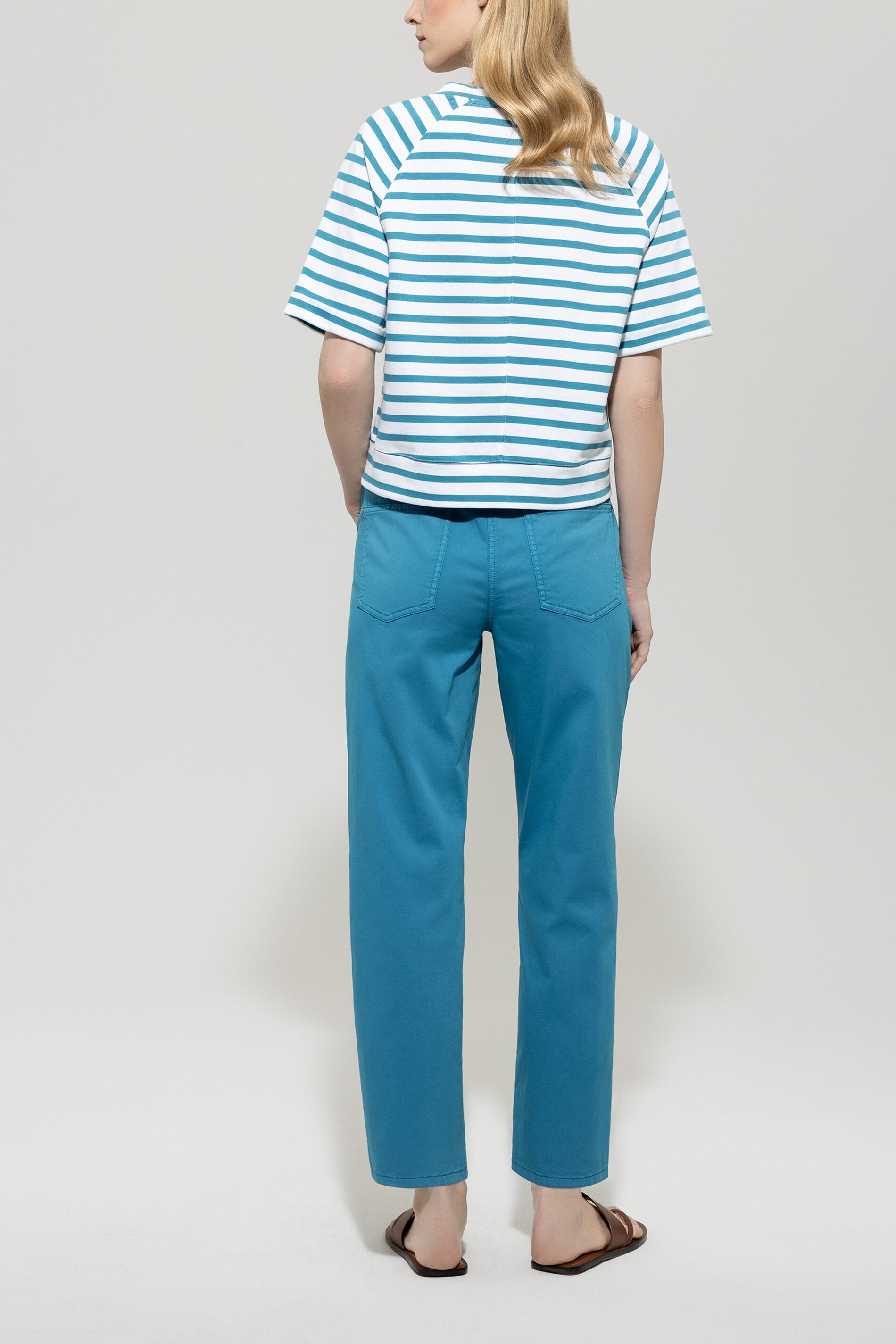 High-Stretch-Tapered-Denim - turquoise - Standard | Model Rück