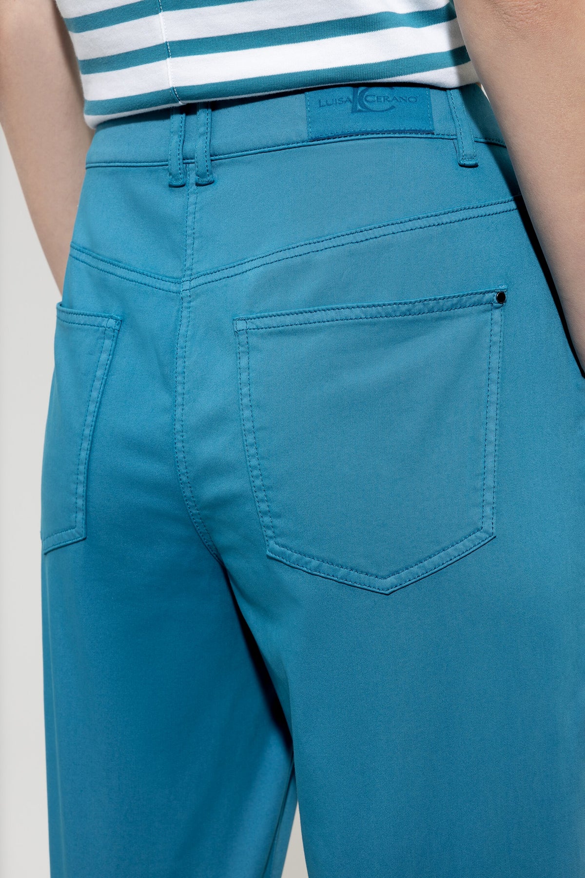 High-Stretch-Tapered-Denim - turquoise - Standard | Model Detail