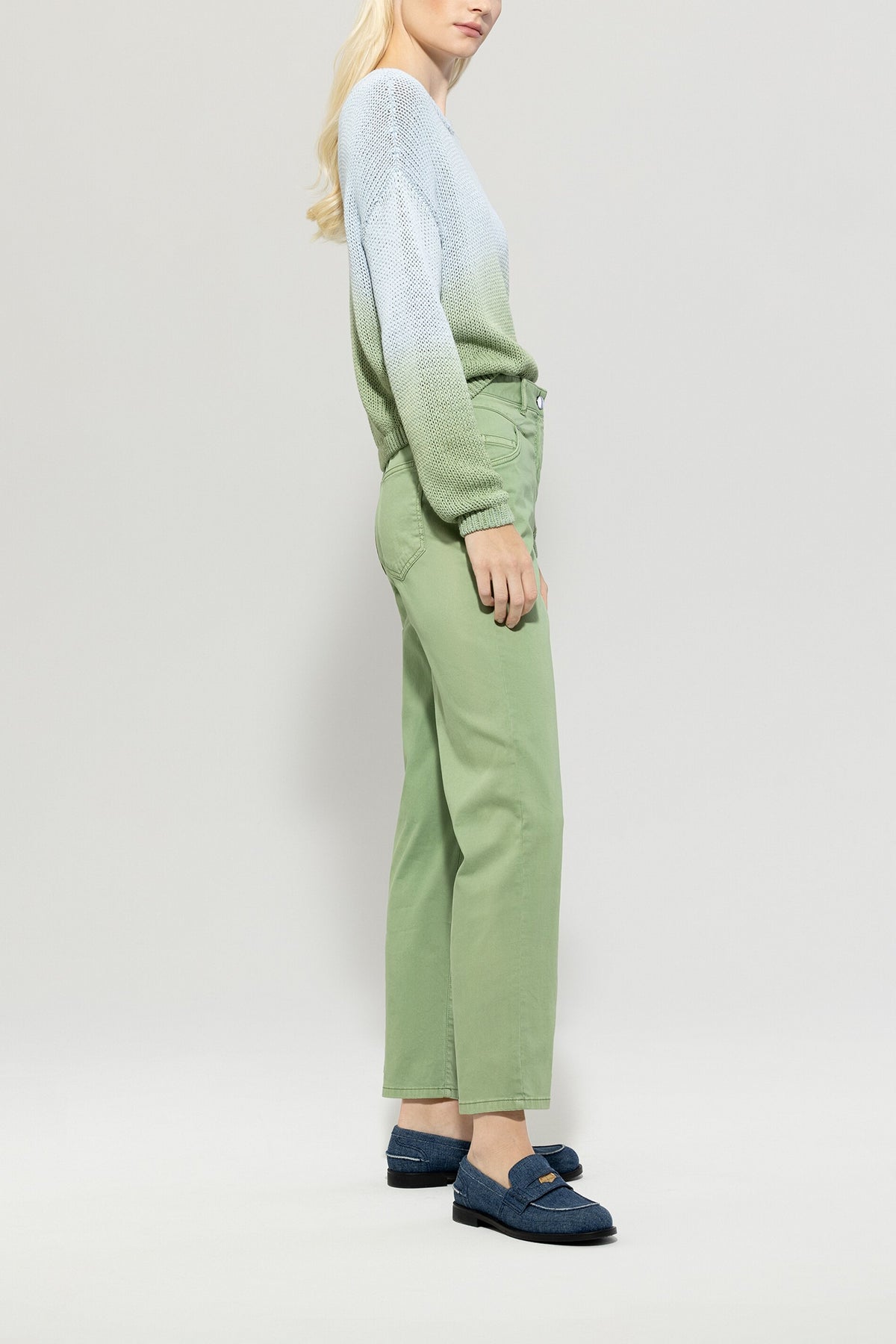 High-Stretch-Tapered-Denim - smoky green - Standard | Model Seite