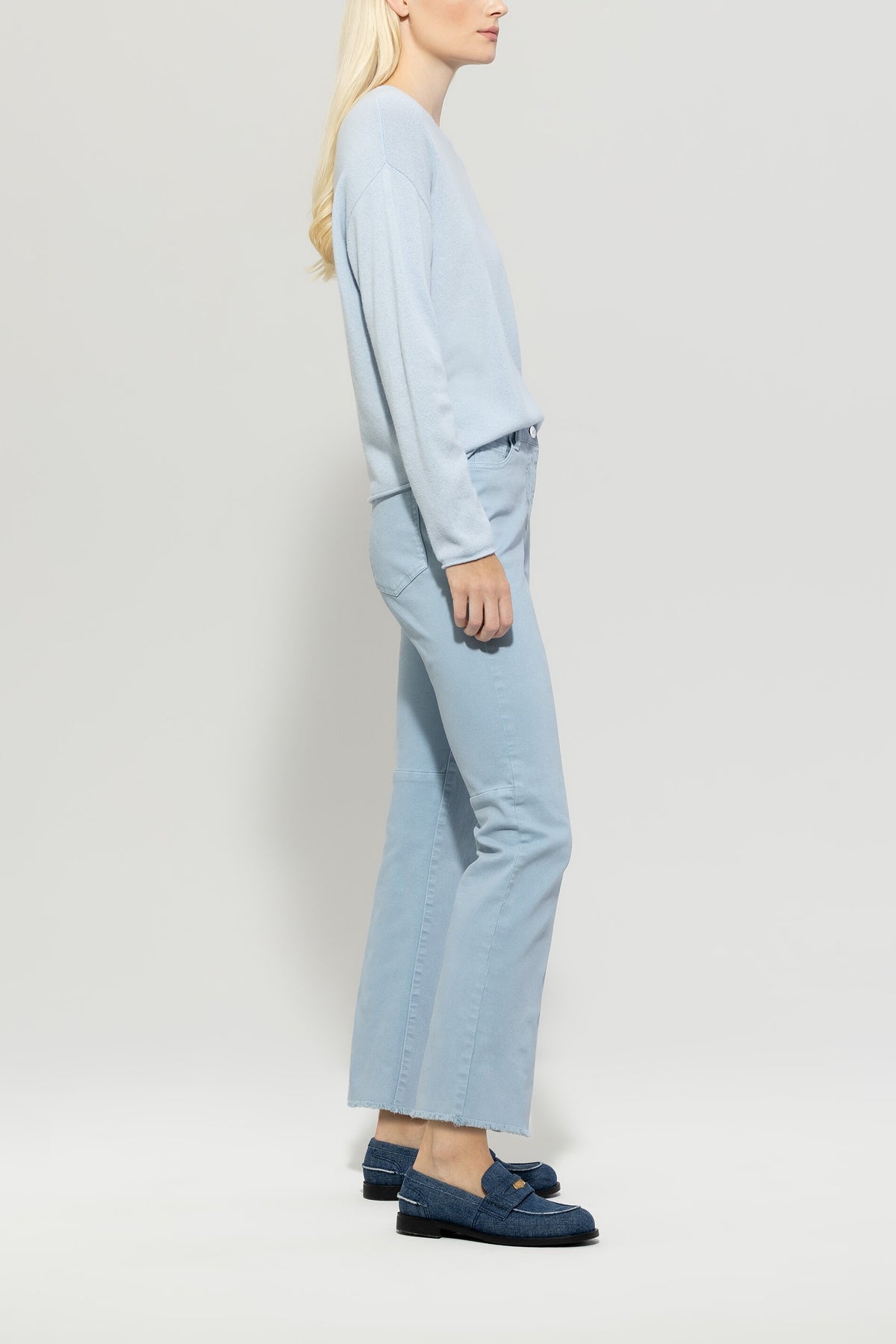 Authentic-Babyflare-Denim - sky blue - ohne Motiv | Model Seite