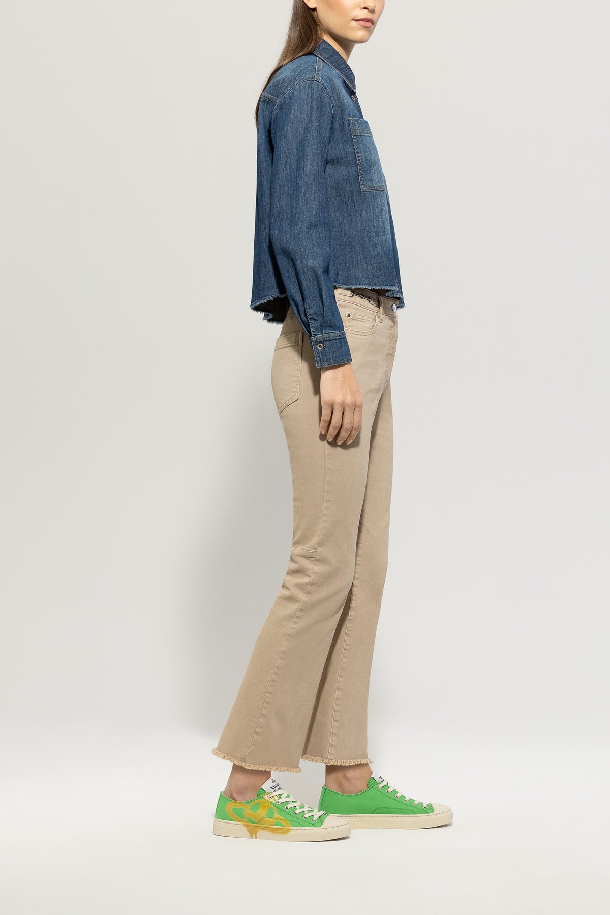 Authentic-Babyflare-Denim - sandy beige - ohne Motiv | Model Seite
