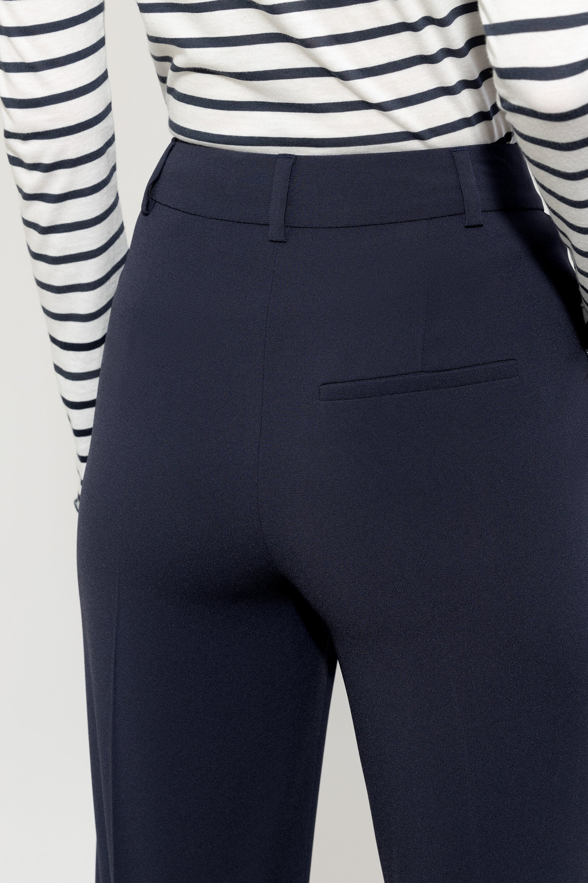 Satin-Tapered-Pants - jeans blue - Standard | Model Detail