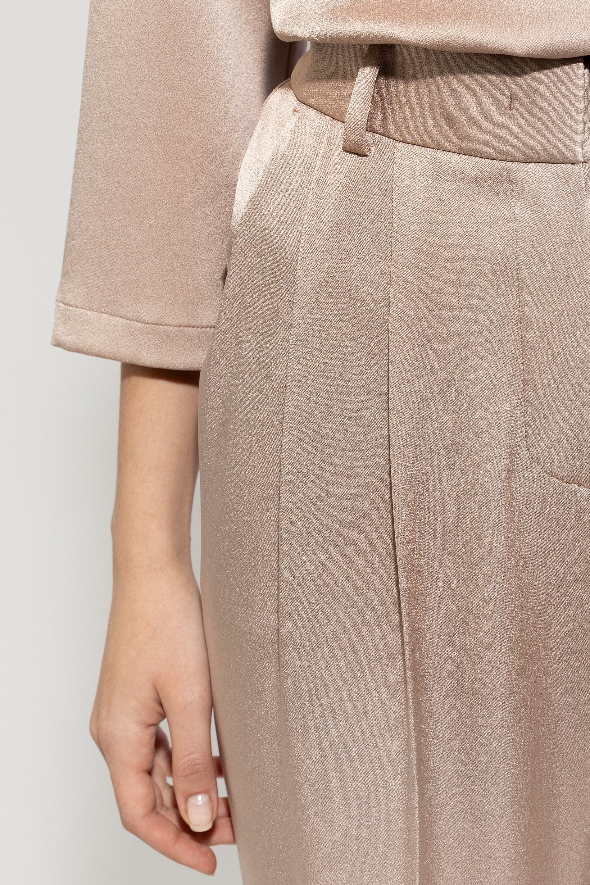 Satin-Tapered-Pants - mushroom - Standard | Model Detail
