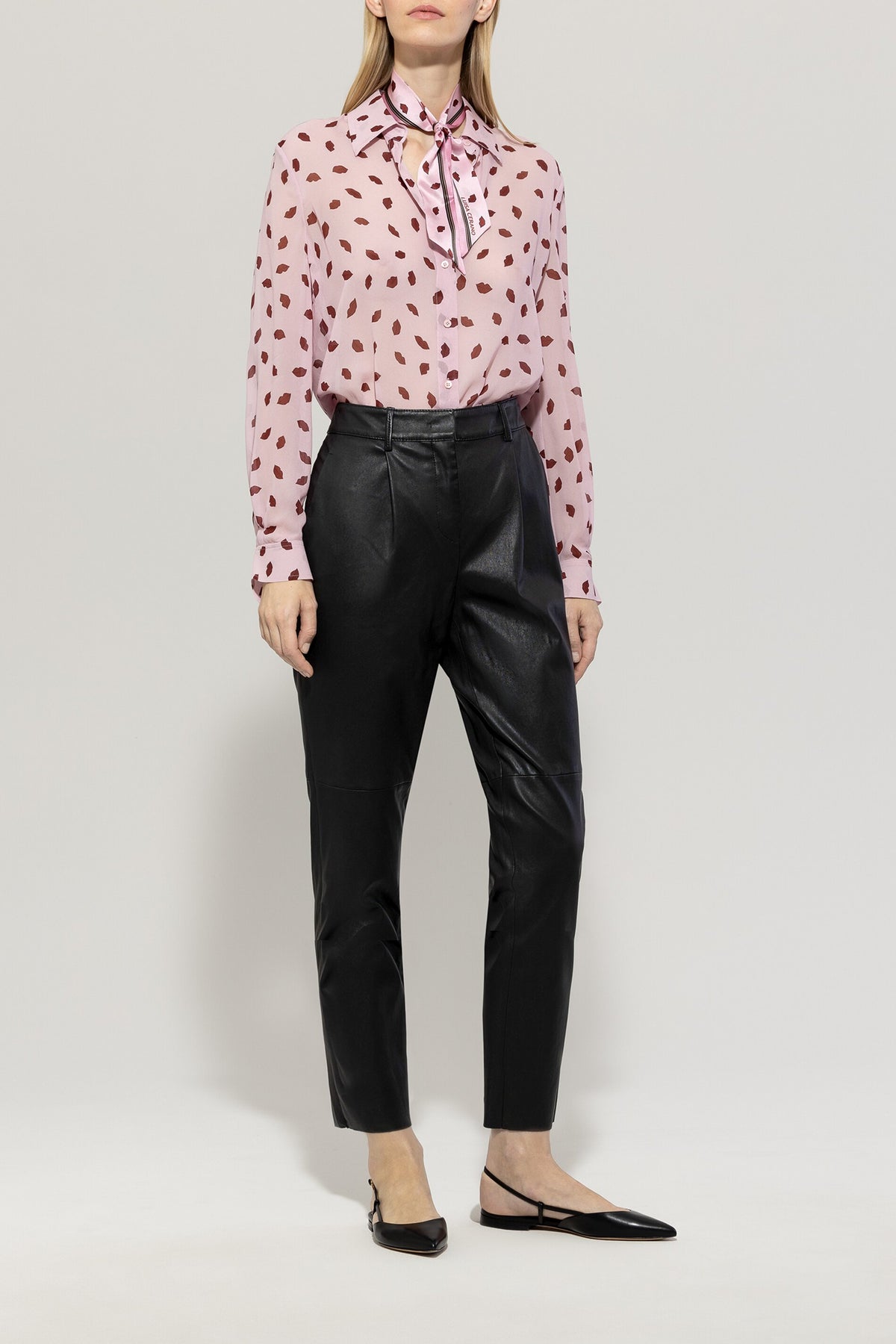 Lammnappa-Tapered-Pants - deep black - Standard | Model Front