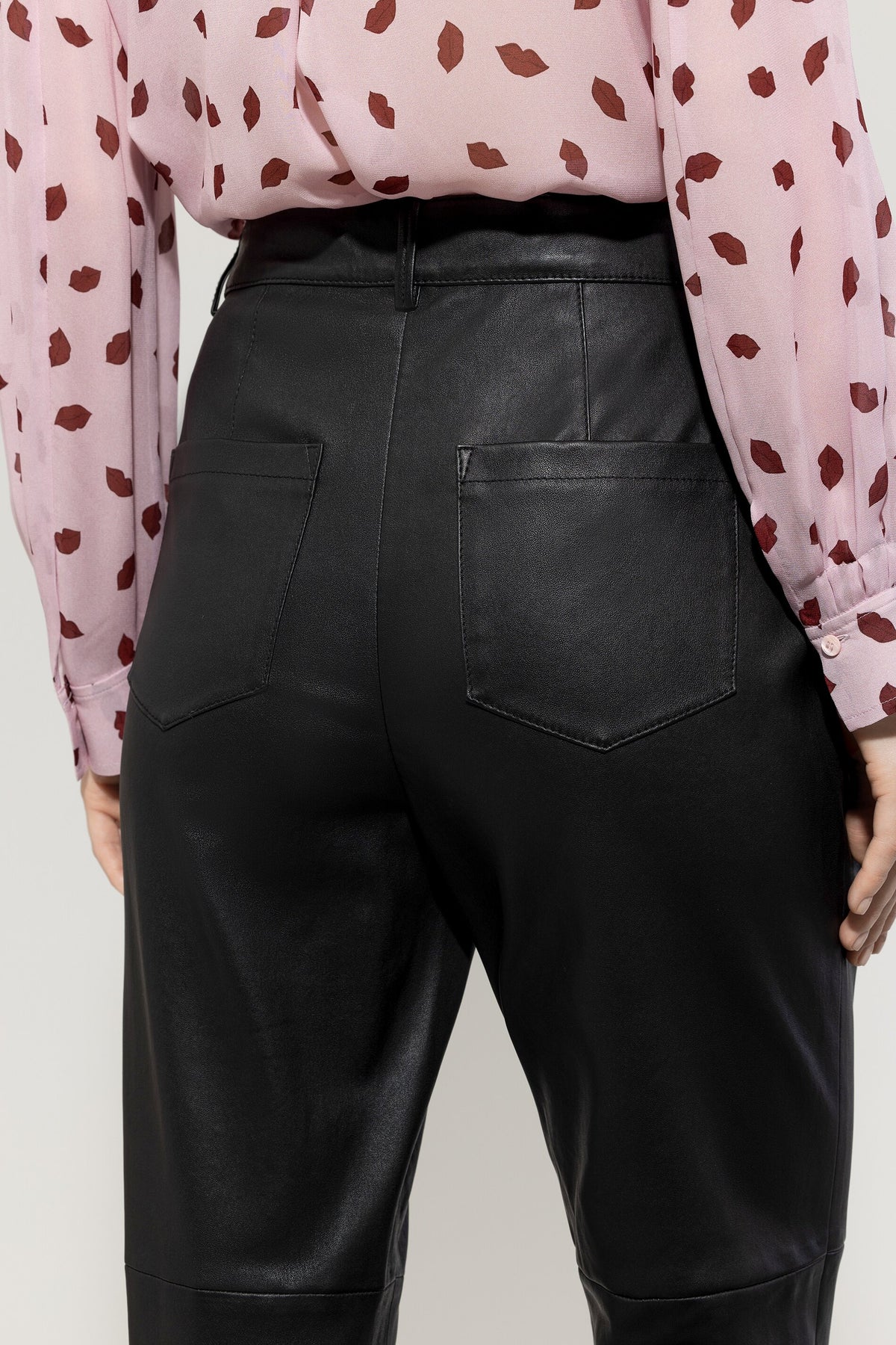 Lammnappa-Tapered-Pants - deep black - Standard | Model Detail