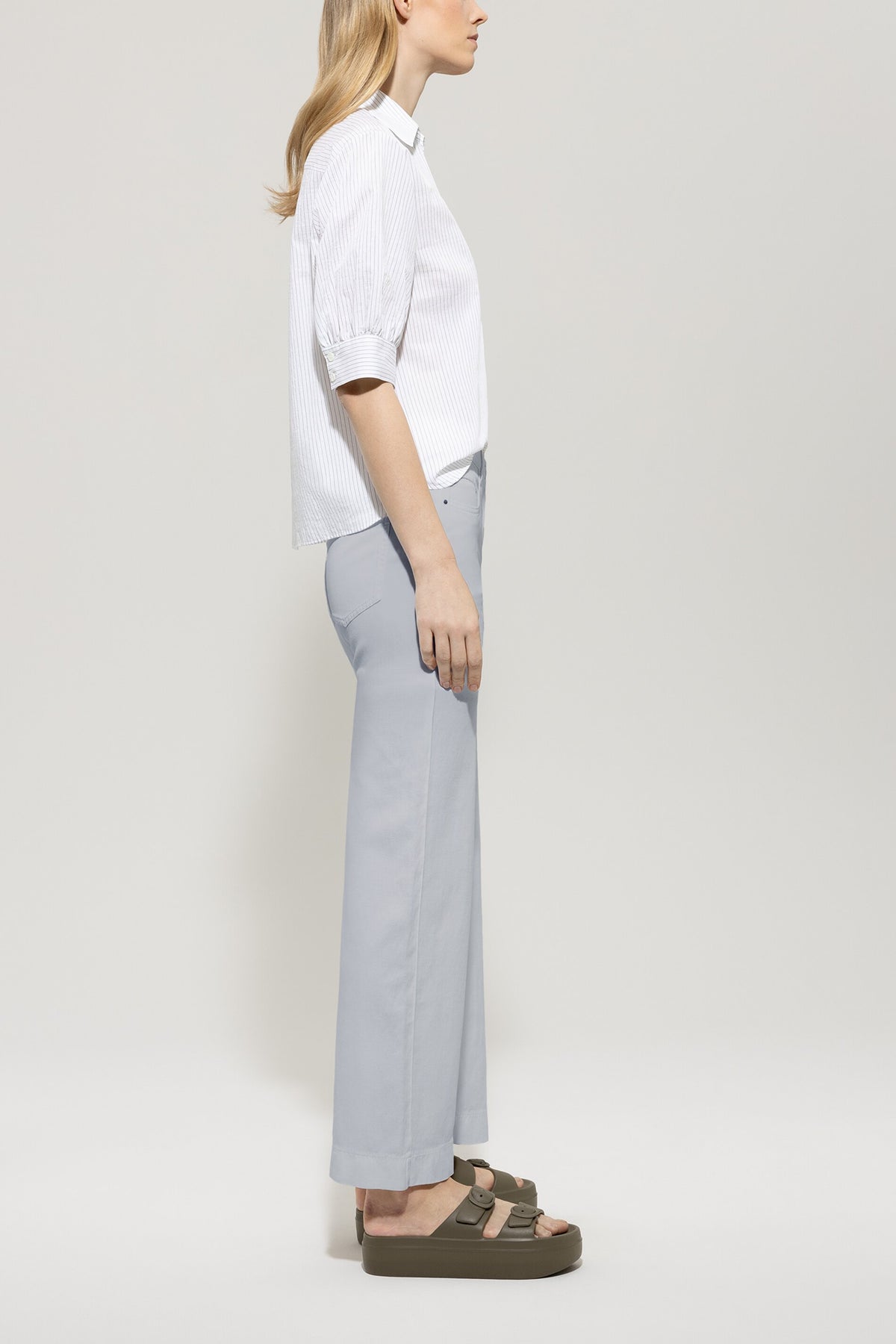 Wideleg-Denim - silver grey - kurze Version | Model Seite