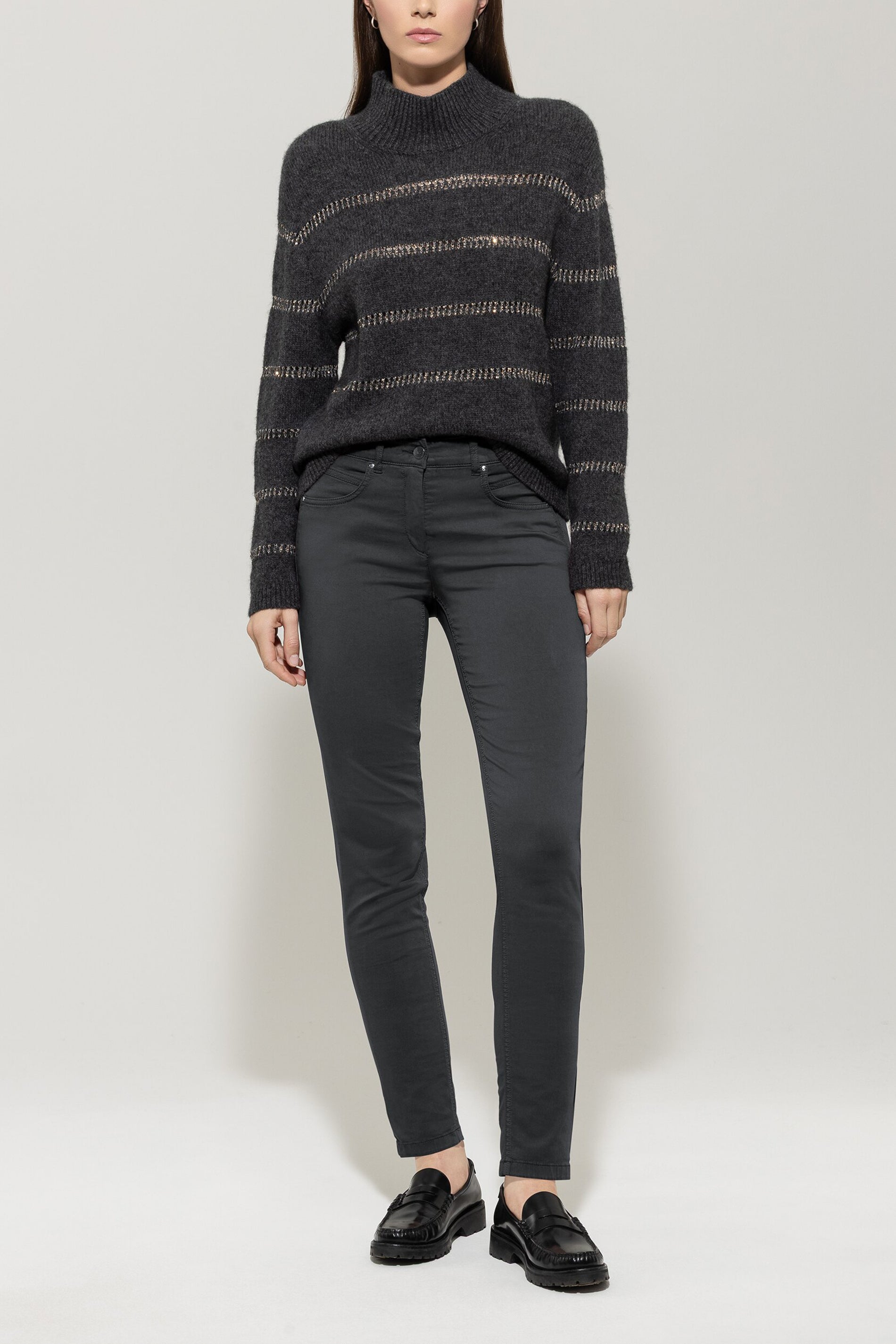 High-Stretch-Colour-Denim - urban grey - Standard | Model Front