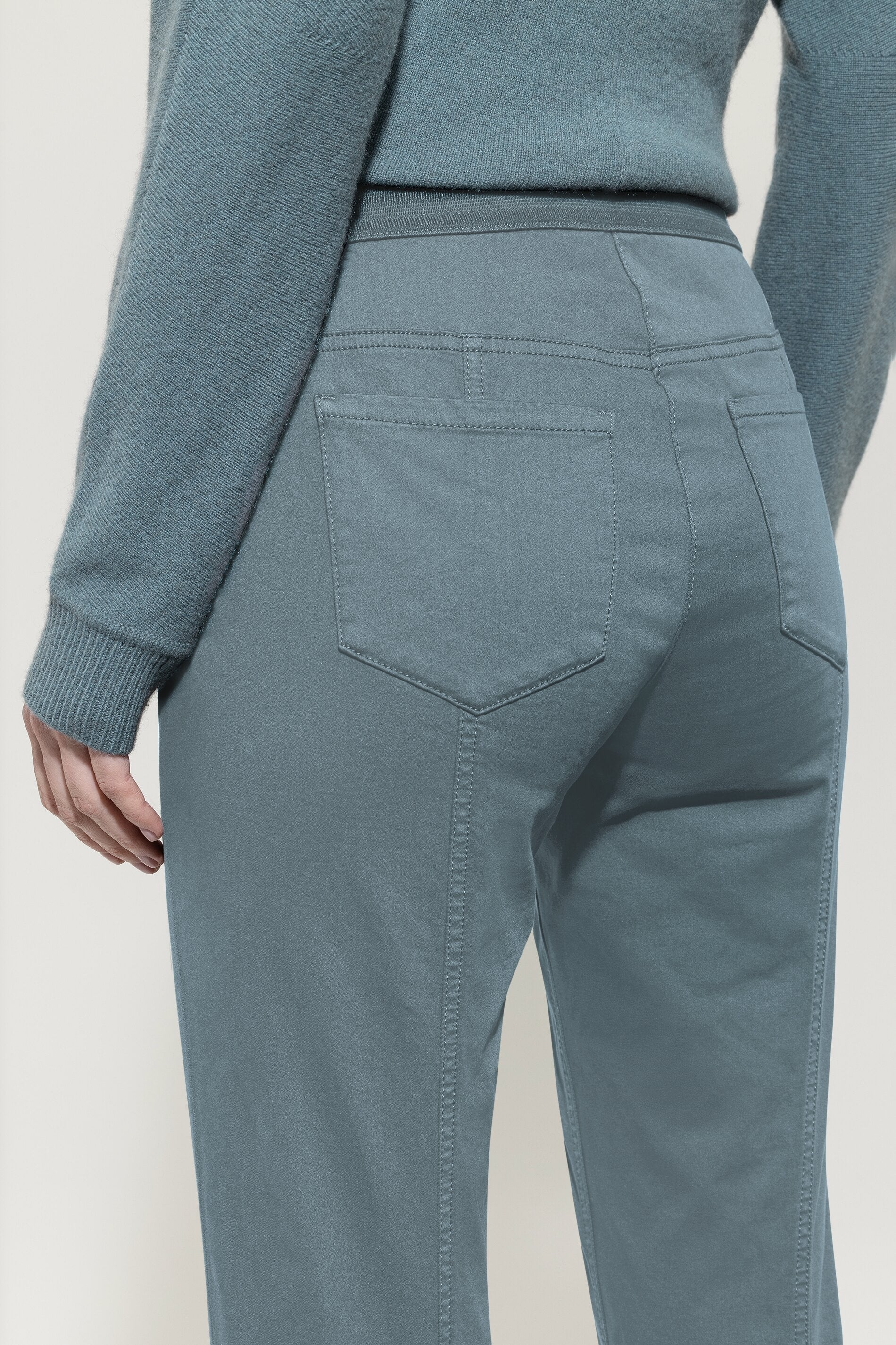 High-Stretch-Colour-Denim - greyish blue - Standard | Model Detail