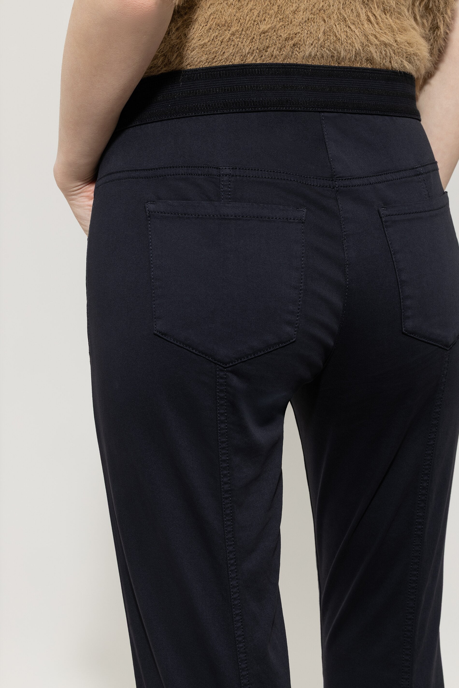 High-Stretch-Colour-Denim - dark blue - Standard | Model Detail