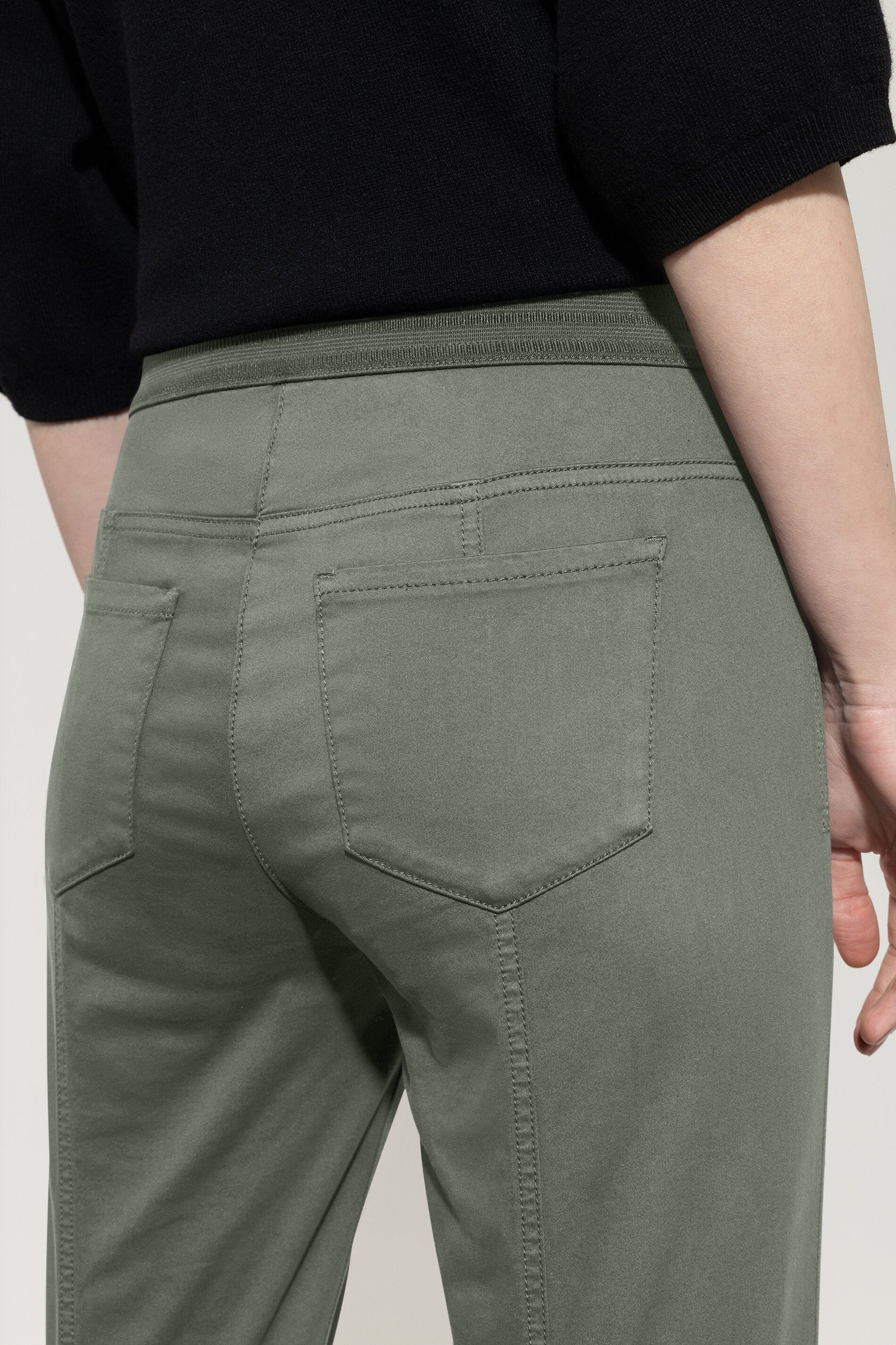 High-Stretch-Colour-Denim - cool khaki - Standard | Model Detail