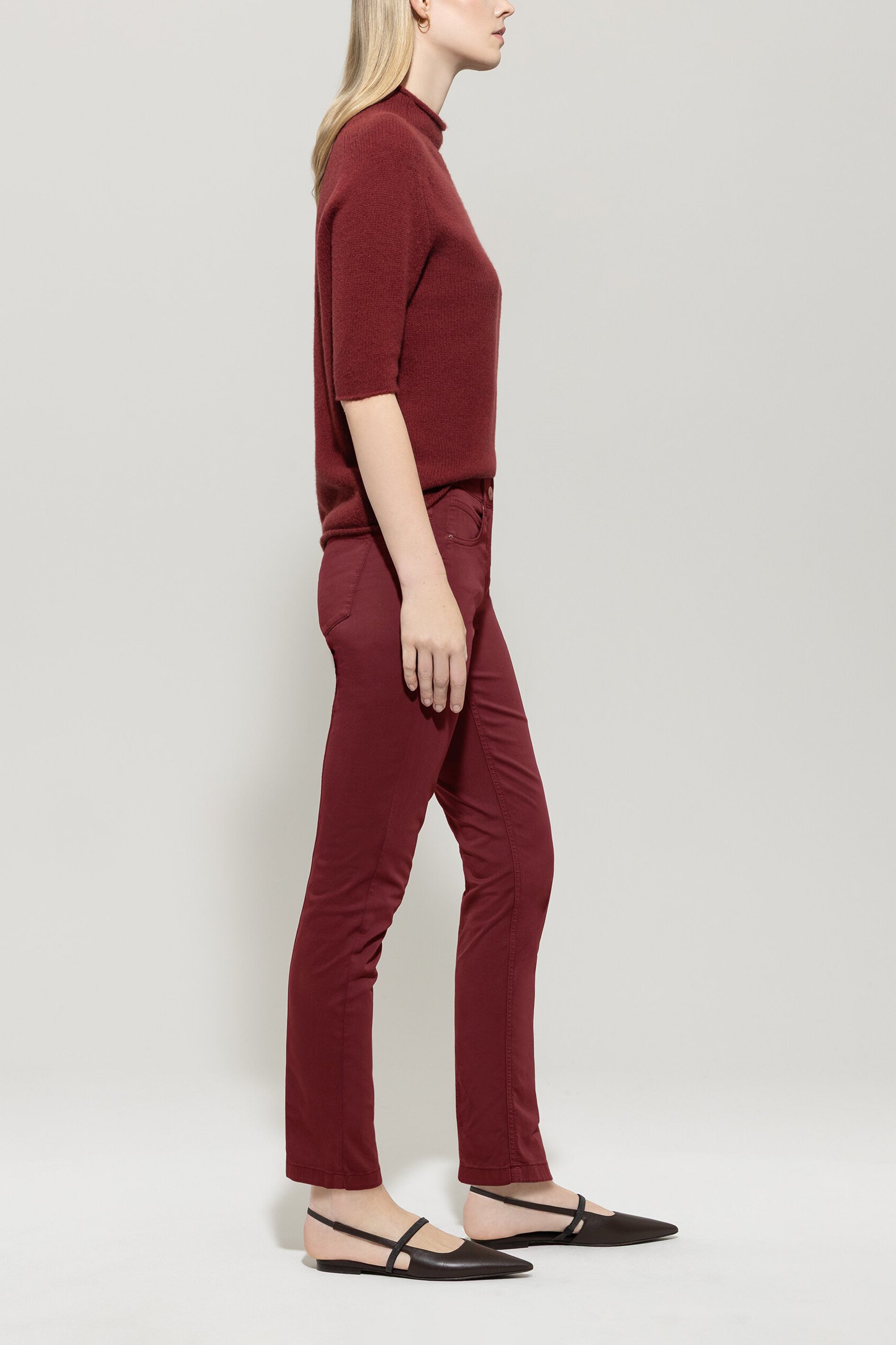 High-Stretch-Colour-Denim - berry red - Standard | Model Seite