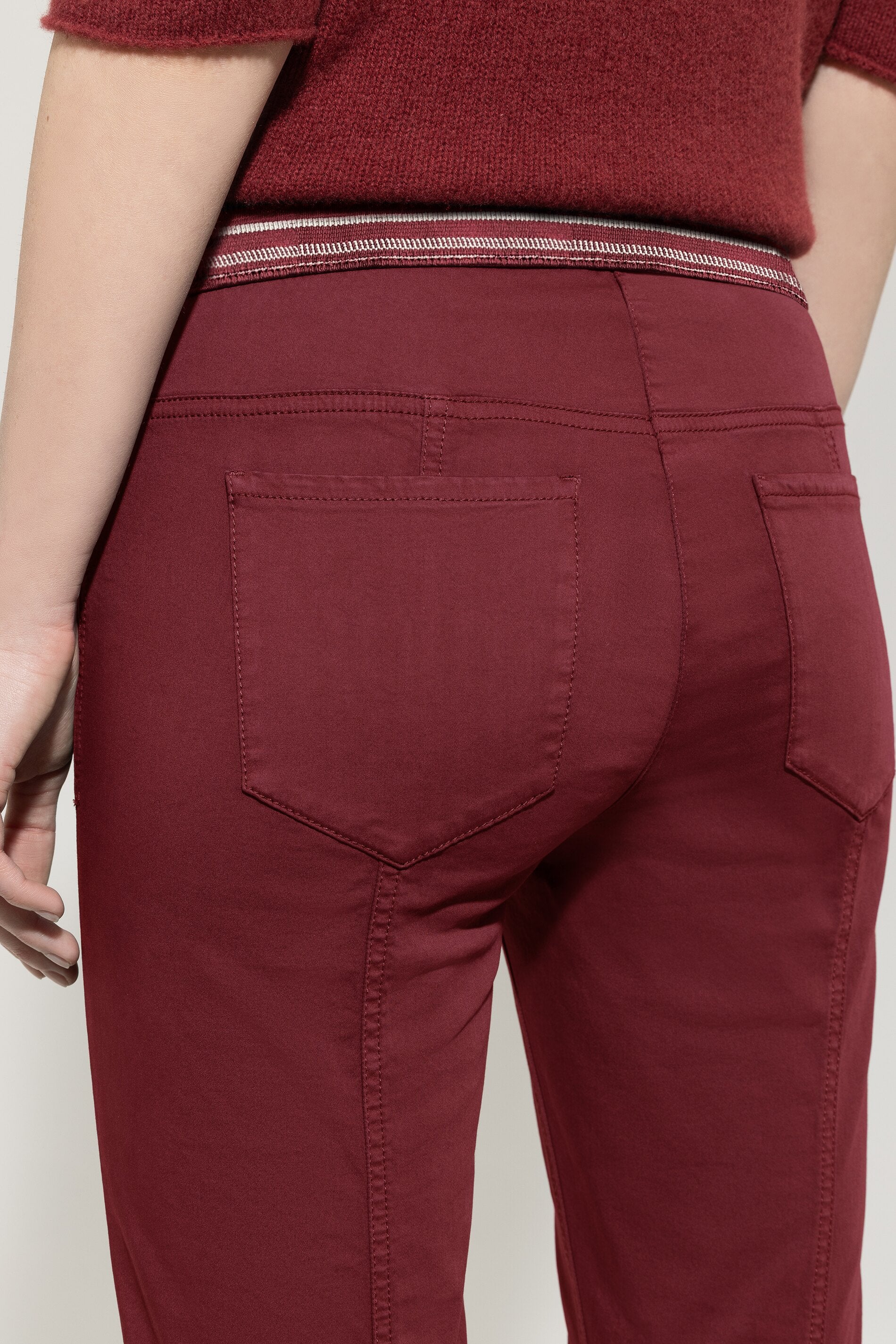 High-Stretch-Colour-Denim - berry red - Standard | Model Detail