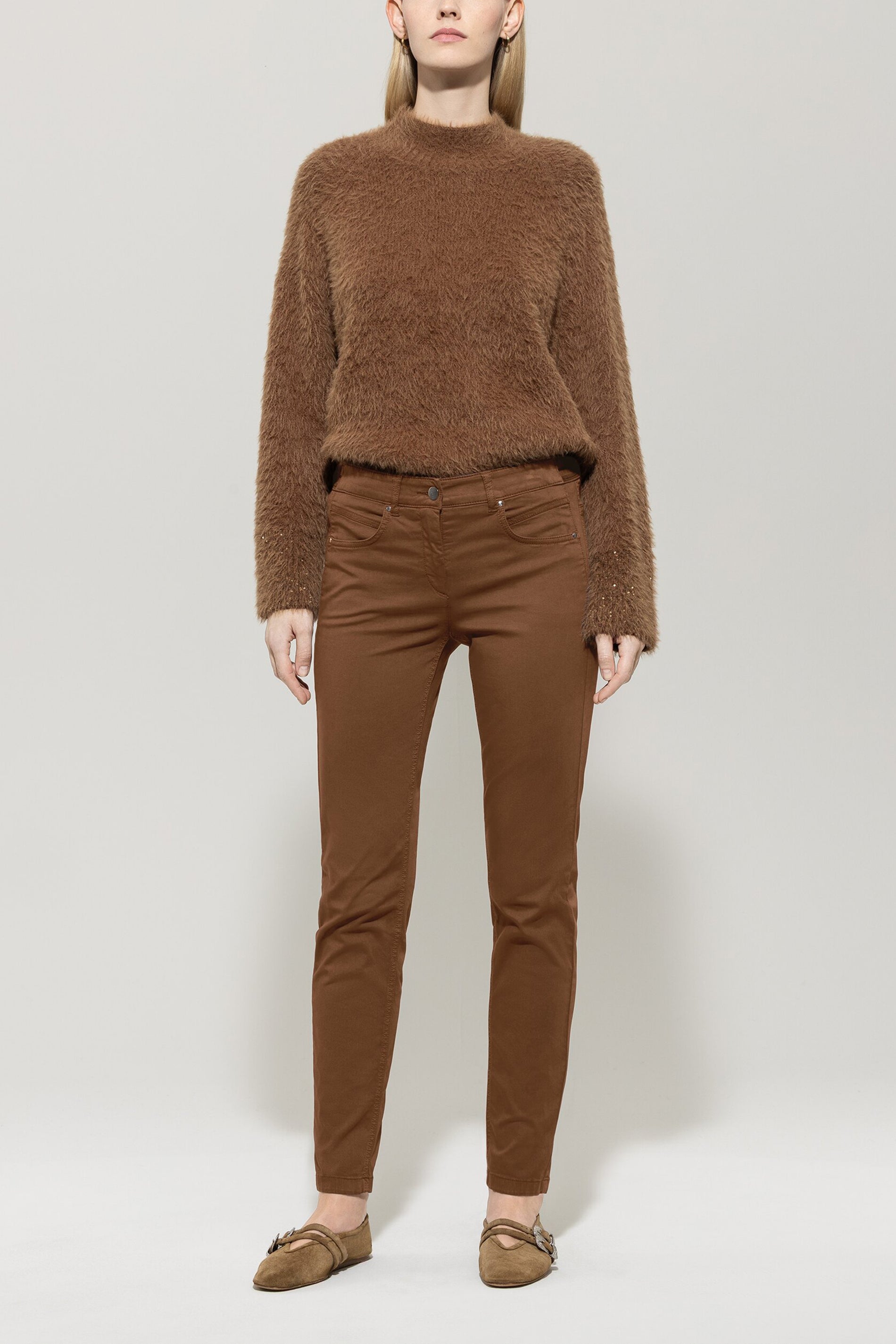 High-Stretch-Colour-Denim - walnut - Standard | Model Front